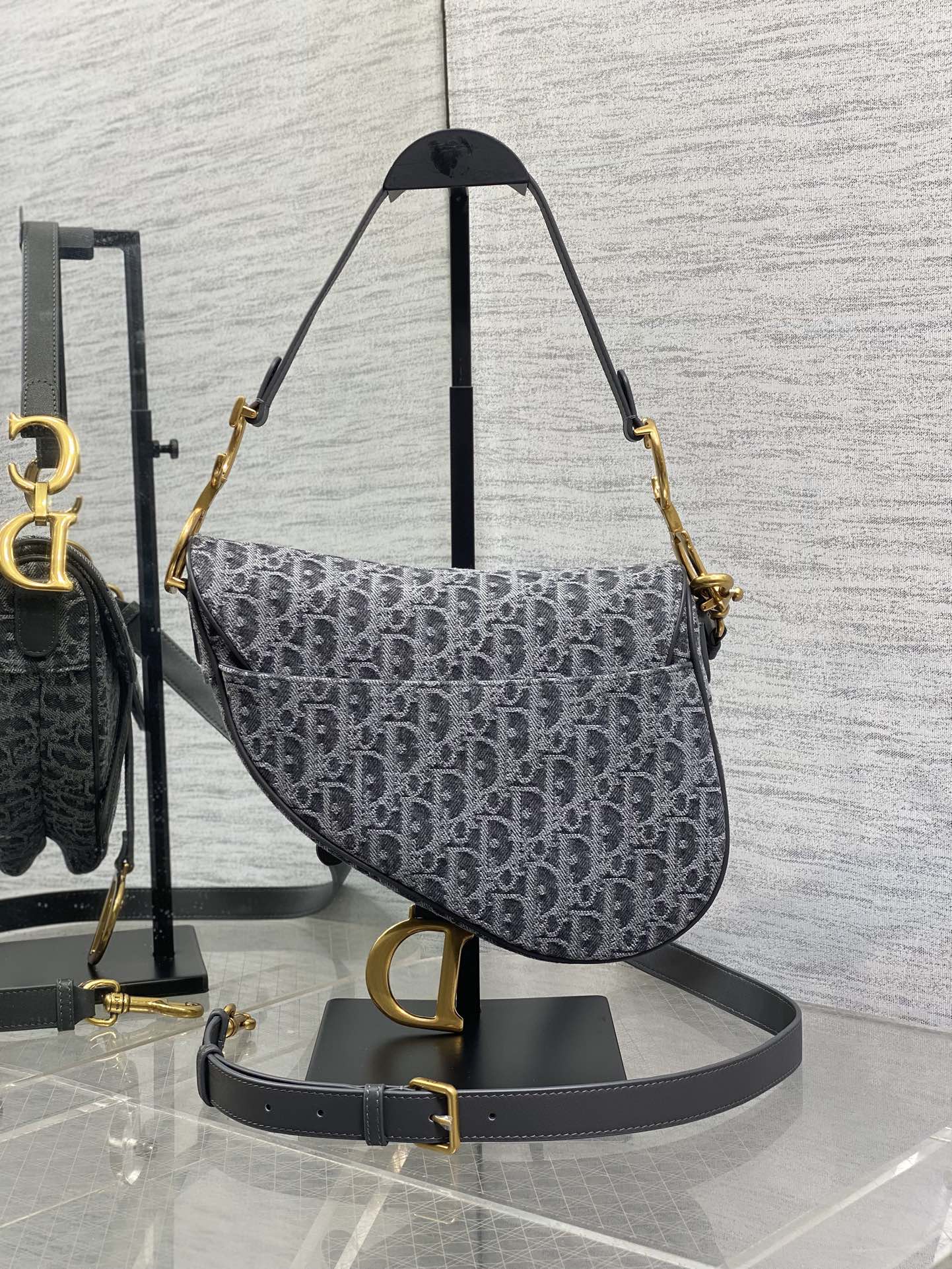 原厂皮现货‼️Saddle马鞍深灰牛仔布系列，被种草了这个包，以不规则的石洗效果焕新演绎经典的字母图案，