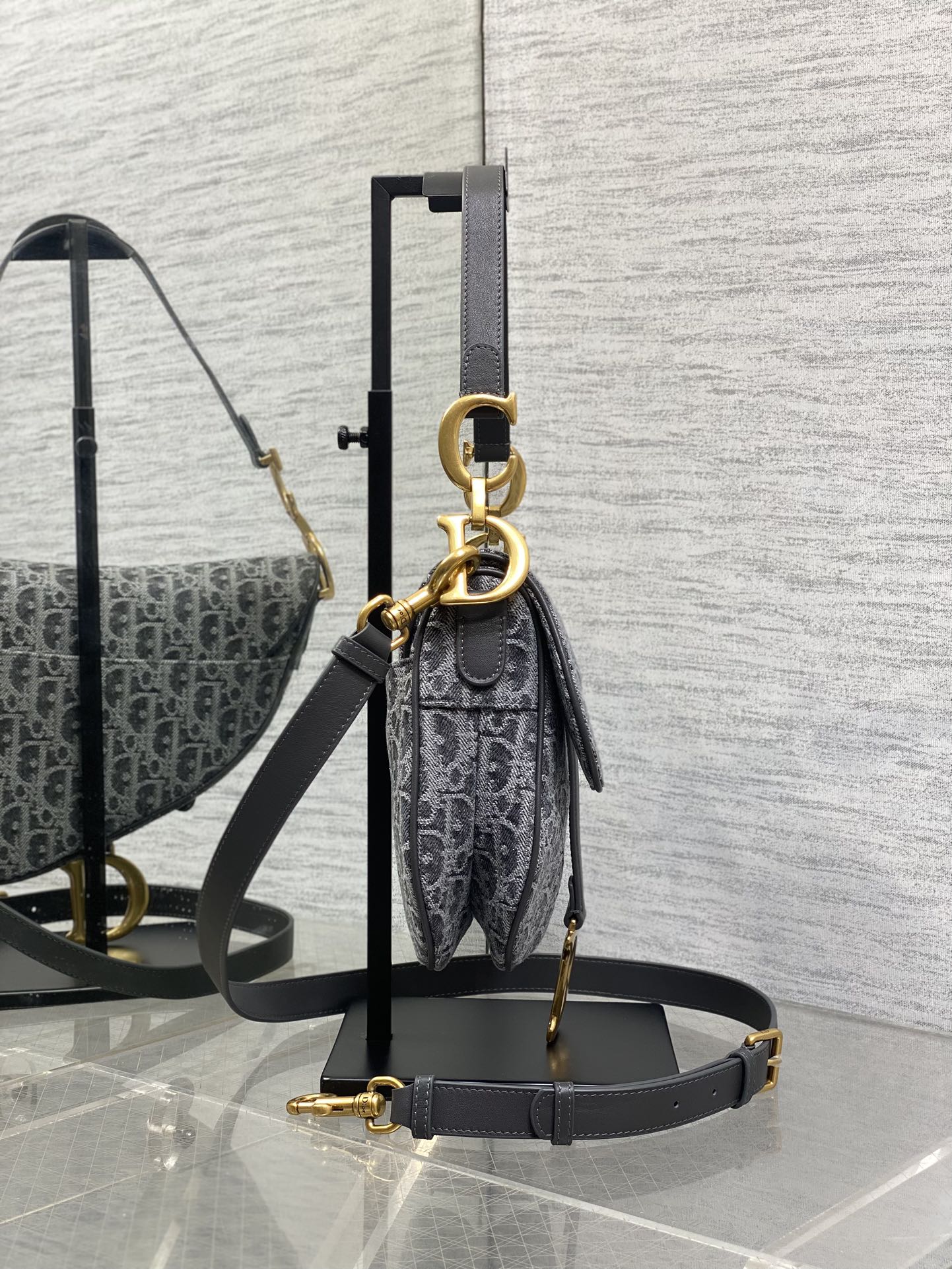 原厂皮现货‼️Saddle马鞍深灰牛仔布系列，被种草了这个包，以不规则的石洗效果焕新演绎经典的字母图案，