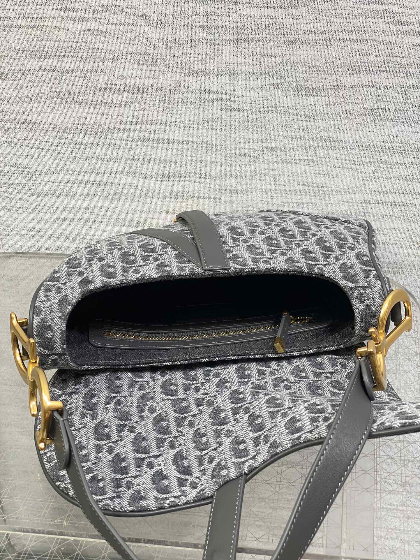 原厂皮现货‼️Saddle马鞍深灰牛仔布系列，被种草了这个包，以不规则的石洗效果焕新演绎经典的字母图案，