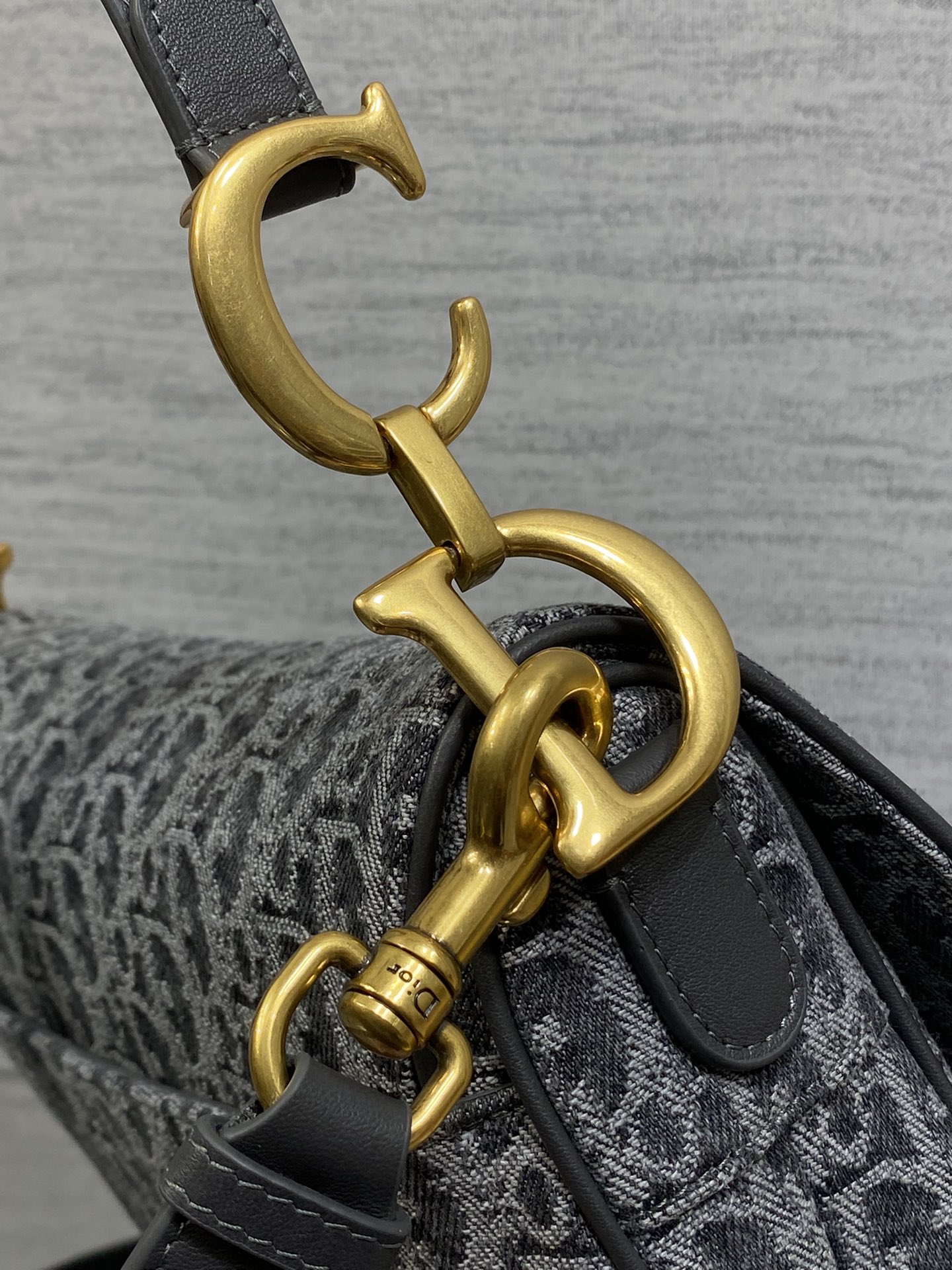 原厂皮现货‼️Saddle马鞍深灰牛仔布系列，被种草了这个包，以不规则的石洗效果焕新演绎经典的字母图案，