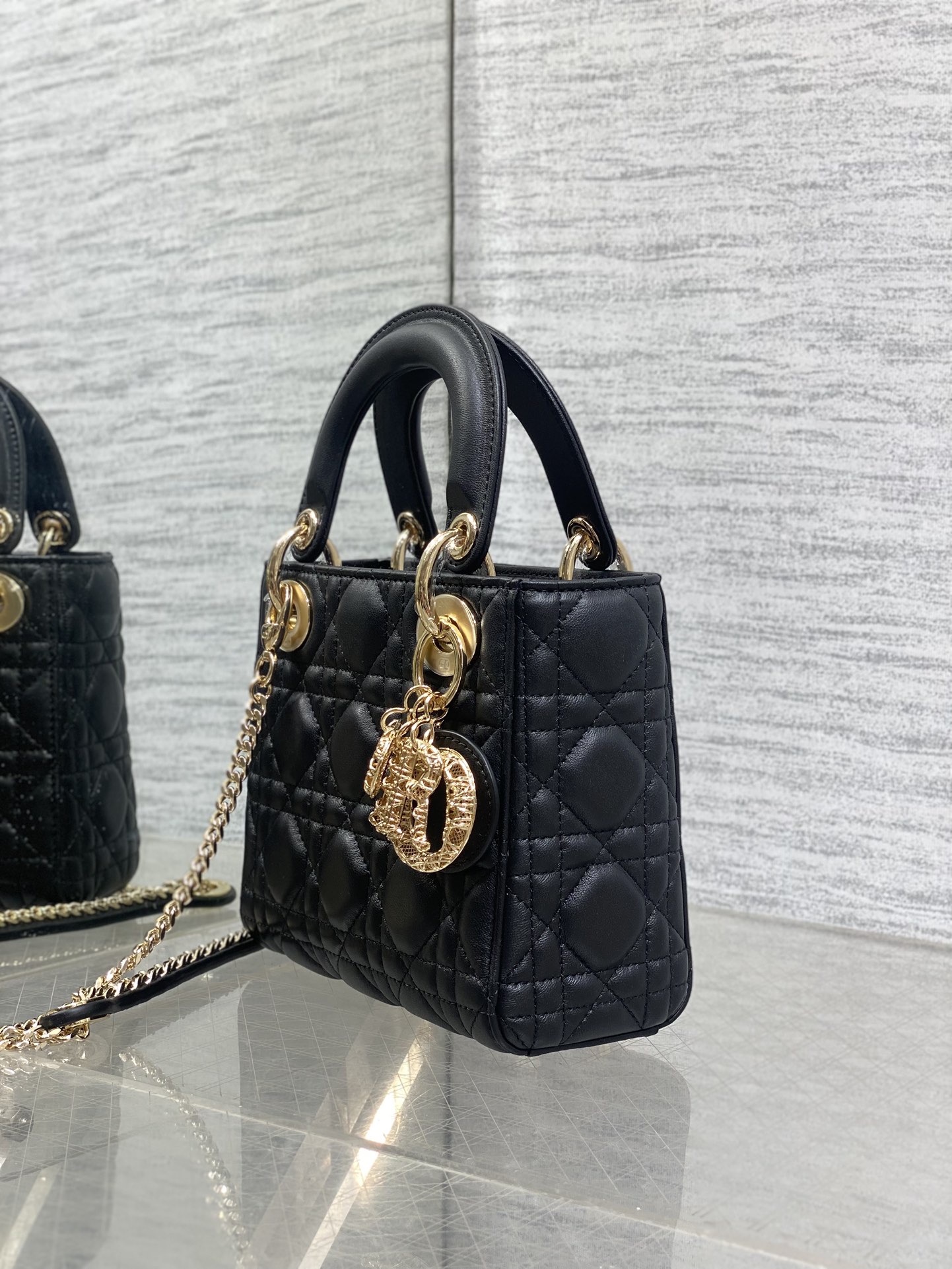 现货‼️Classic Lady最新镂空扣戴妃包，人手一个必备的三格小包😍。迷人优雅又气场十足💃🏻，斜挎