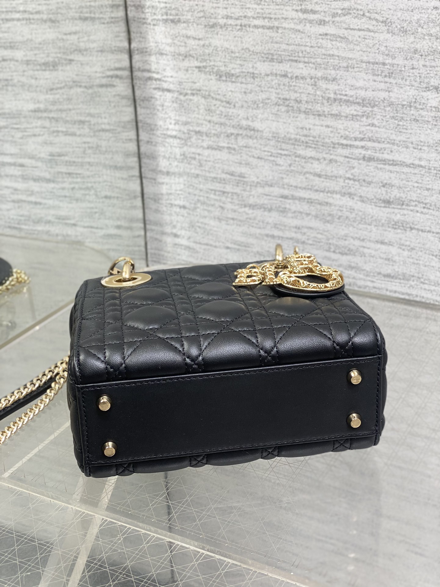 现货‼️Classic Lady最新镂空扣戴妃包，人手一个必备的三格小包😍。迷人优雅又气场十足💃🏻，斜挎