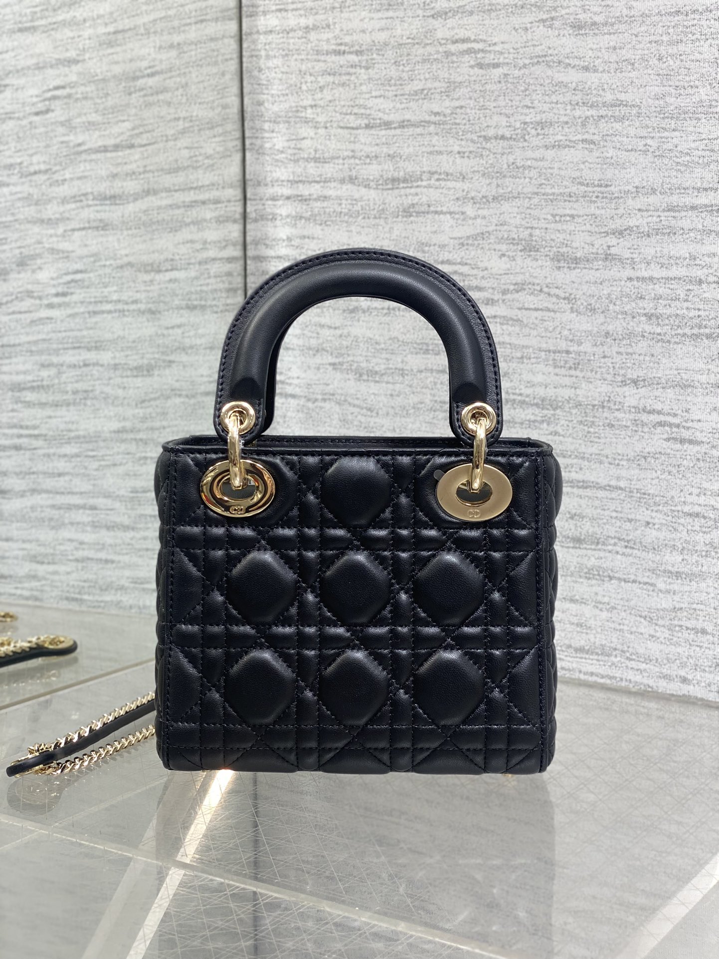 现货‼️Classic Lady最新镂空扣戴妃包，人手一个必备的三格小包😍。迷人优雅又气场十足💃🏻，斜挎