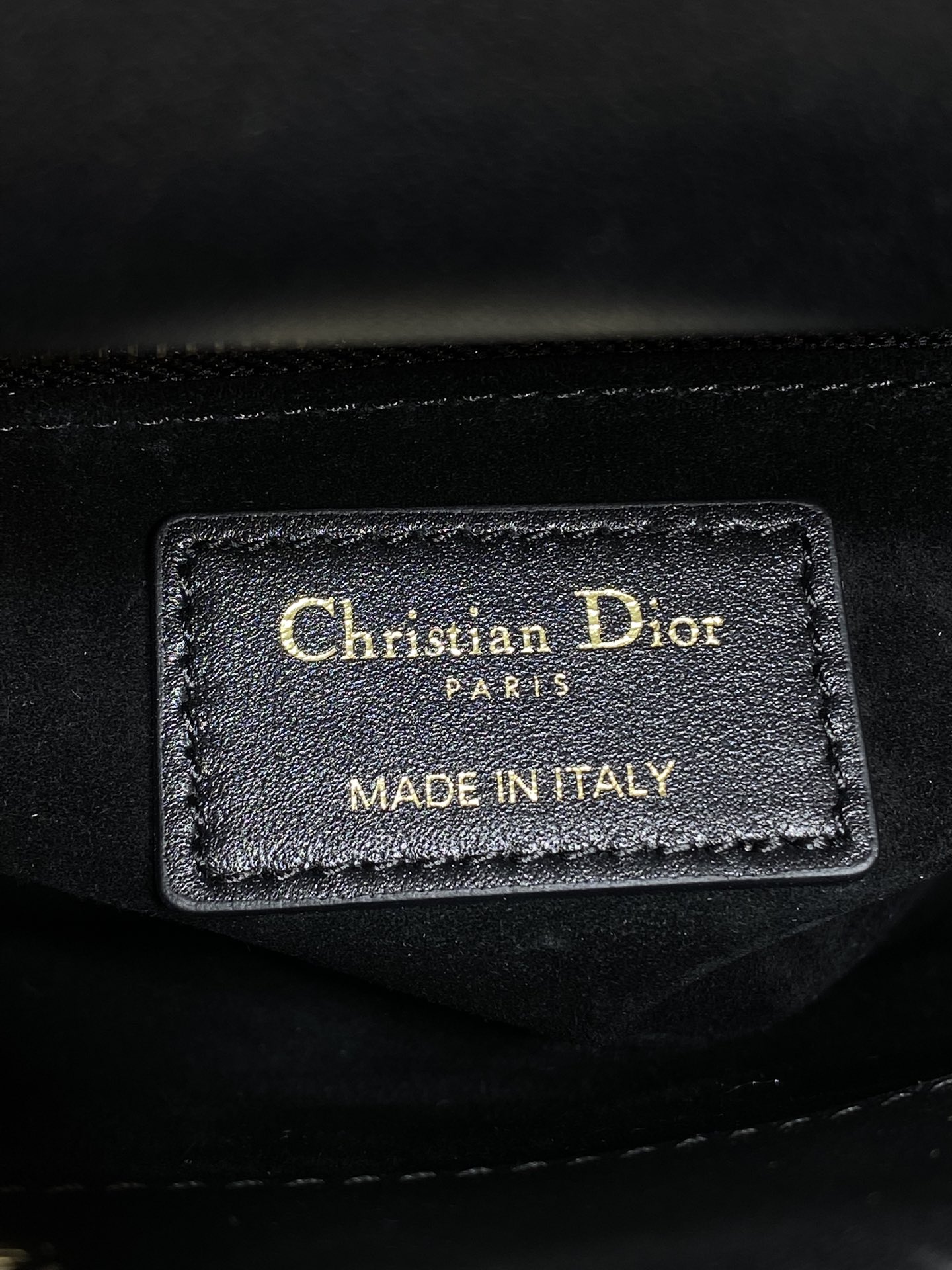 现货‼️Classic Lady最新镂空扣戴妃包，人手一个必备的三格小包😍。迷人优雅又气场十足💃🏻，斜挎