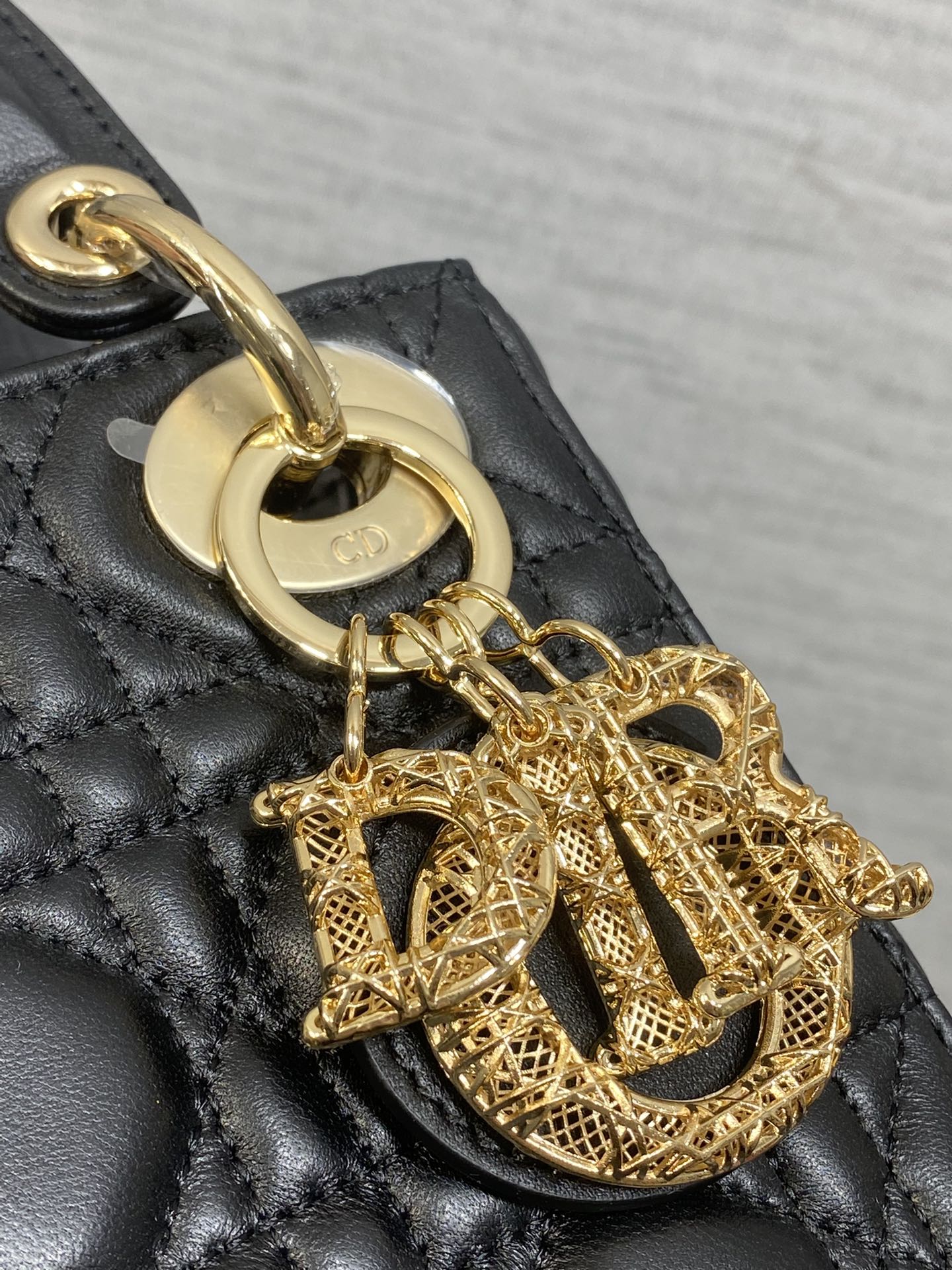 现货‼️Classic Lady最新镂空扣戴妃包，人手一个必备的三格小包😍。迷人优雅又气场十足💃🏻，斜挎