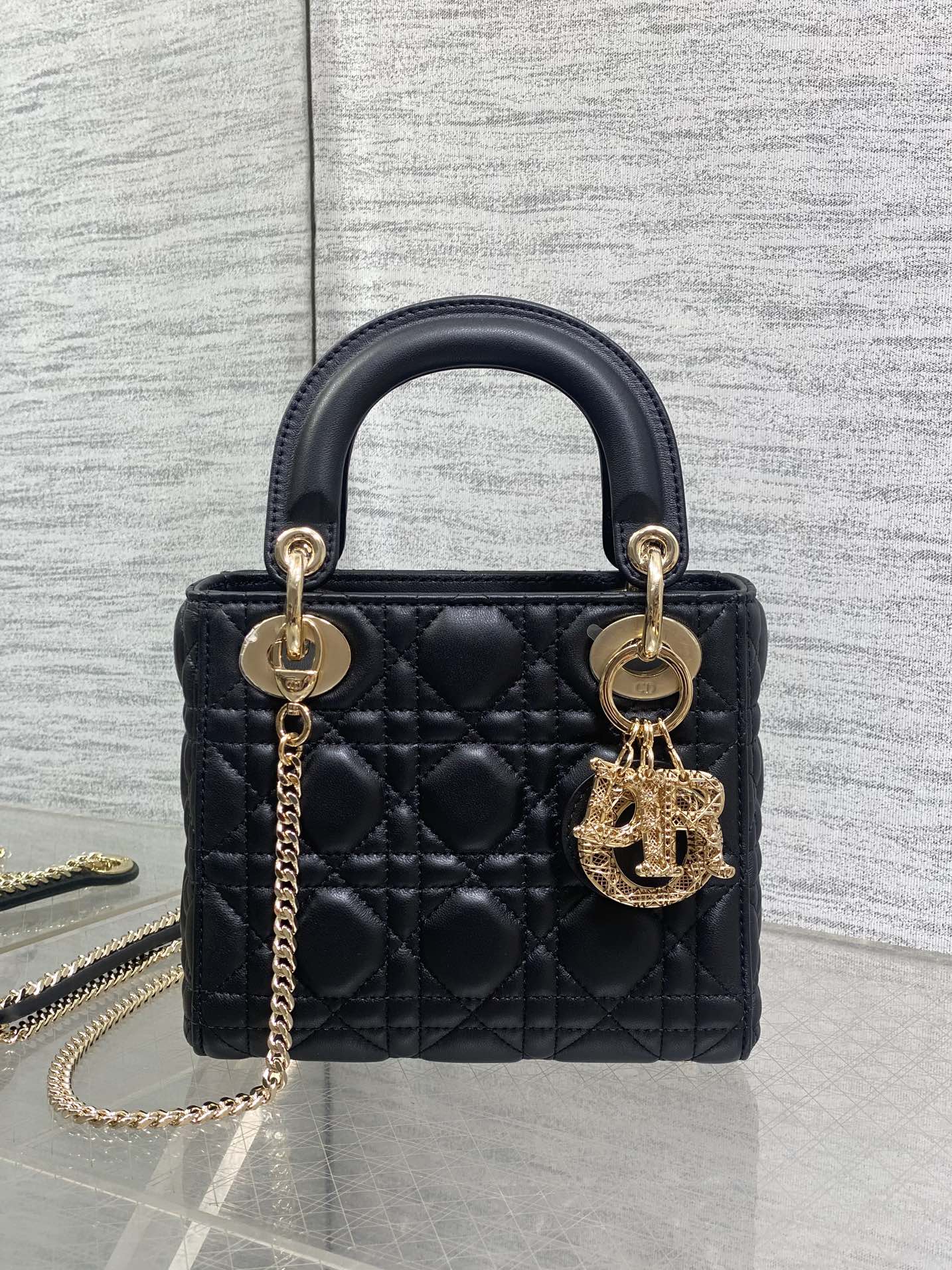 现货‼️Classic Lady最新镂空扣戴妃包，人手一个必备的三格小包😍。迷人优雅又气场十足💃🏻，斜挎