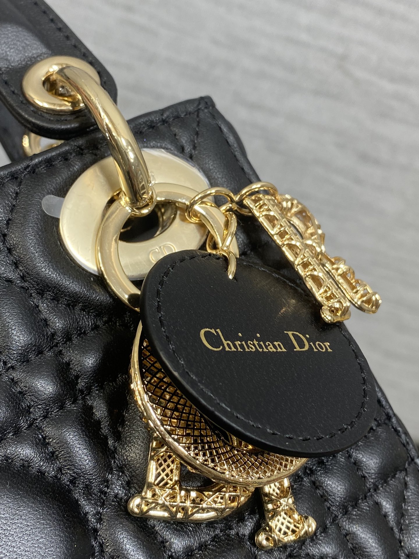 现货‼️Classic Lady最新镂空扣戴妃包，人手一个必备的三格小包😍。迷人优雅又气场十足💃🏻，斜挎