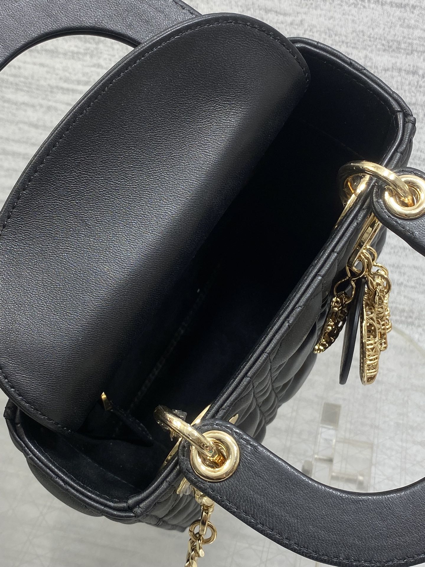 现货‼️Classic Lady最新镂空扣戴妃包，人手一个必备的三格小包😍。迷人优雅又气场十足💃🏻，斜挎