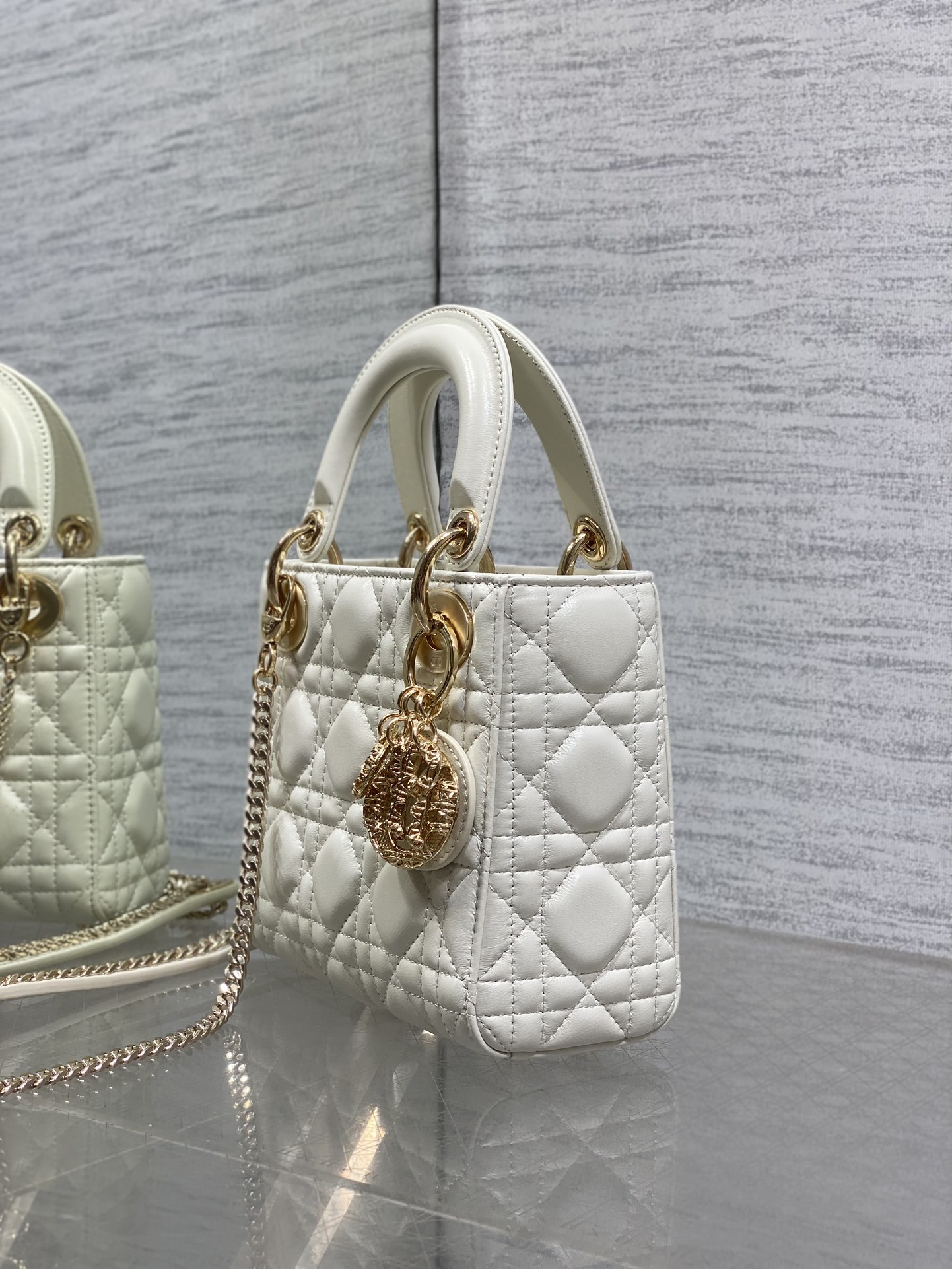 现货‼️Classic Lady最新镂空扣戴妃包，人手一个必备的三格小包😍。迷人优雅又气场十足💃🏻，斜挎