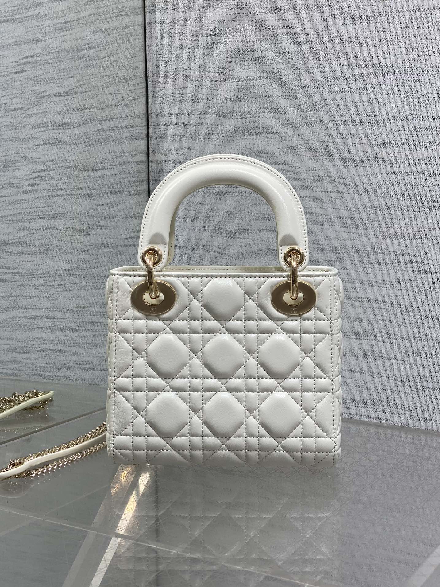 现货‼️Classic Lady最新镂空扣戴妃包，人手一个必备的三格小包😍。迷人优雅又气场十足💃🏻，斜挎