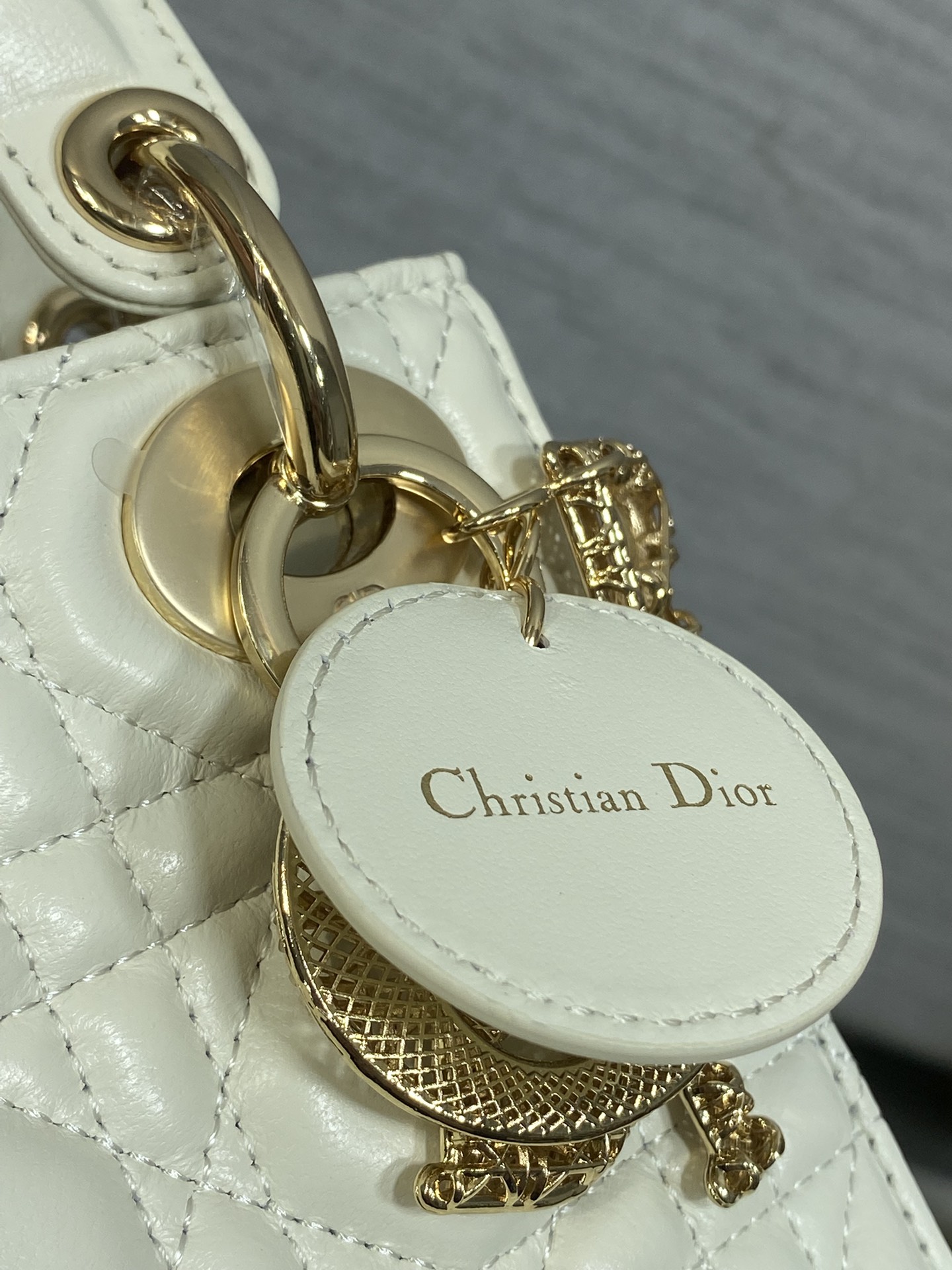 现货‼️Classic Lady最新镂空扣戴妃包，人手一个必备的三格小包😍。迷人优雅又气场十足💃🏻，斜挎