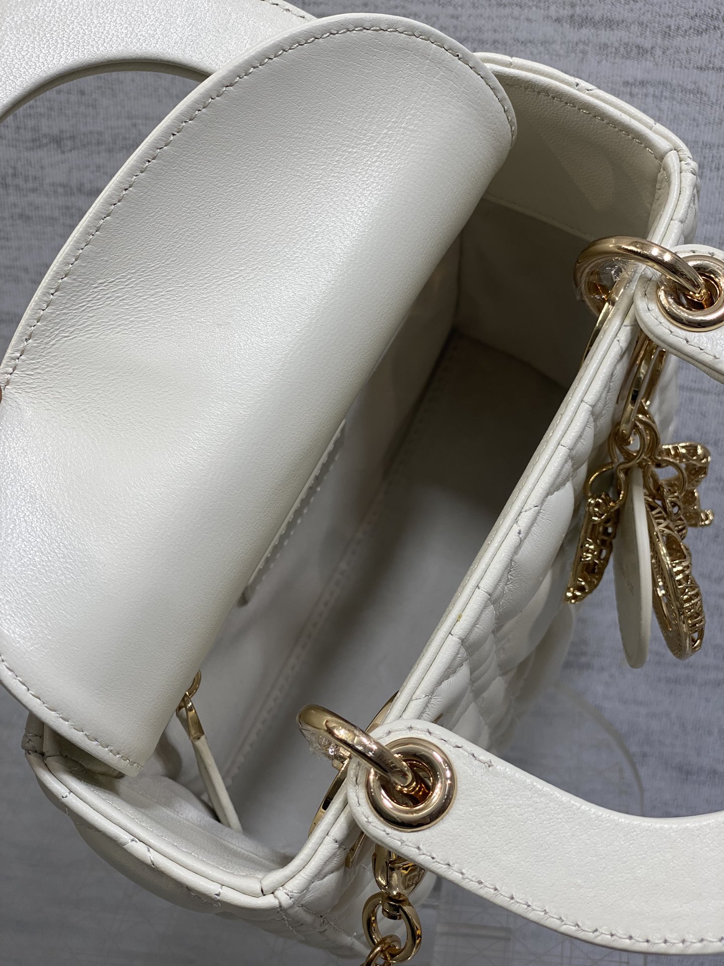 现货‼️Classic Lady最新镂空扣戴妃包，人手一个必备的三格小包😍。迷人优雅又气场十足💃🏻，斜挎