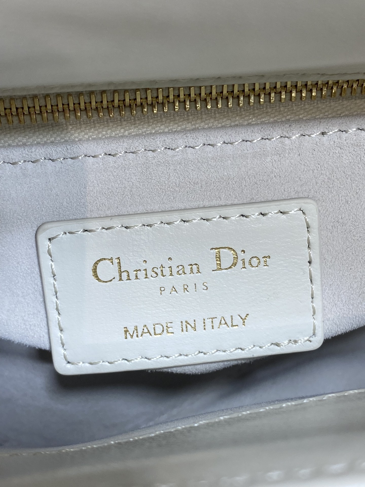 现货‼️Classic Lady最新镂空扣戴妃包，人手一个必备的三格小包😍。迷人优雅又气场十足💃🏻，斜挎