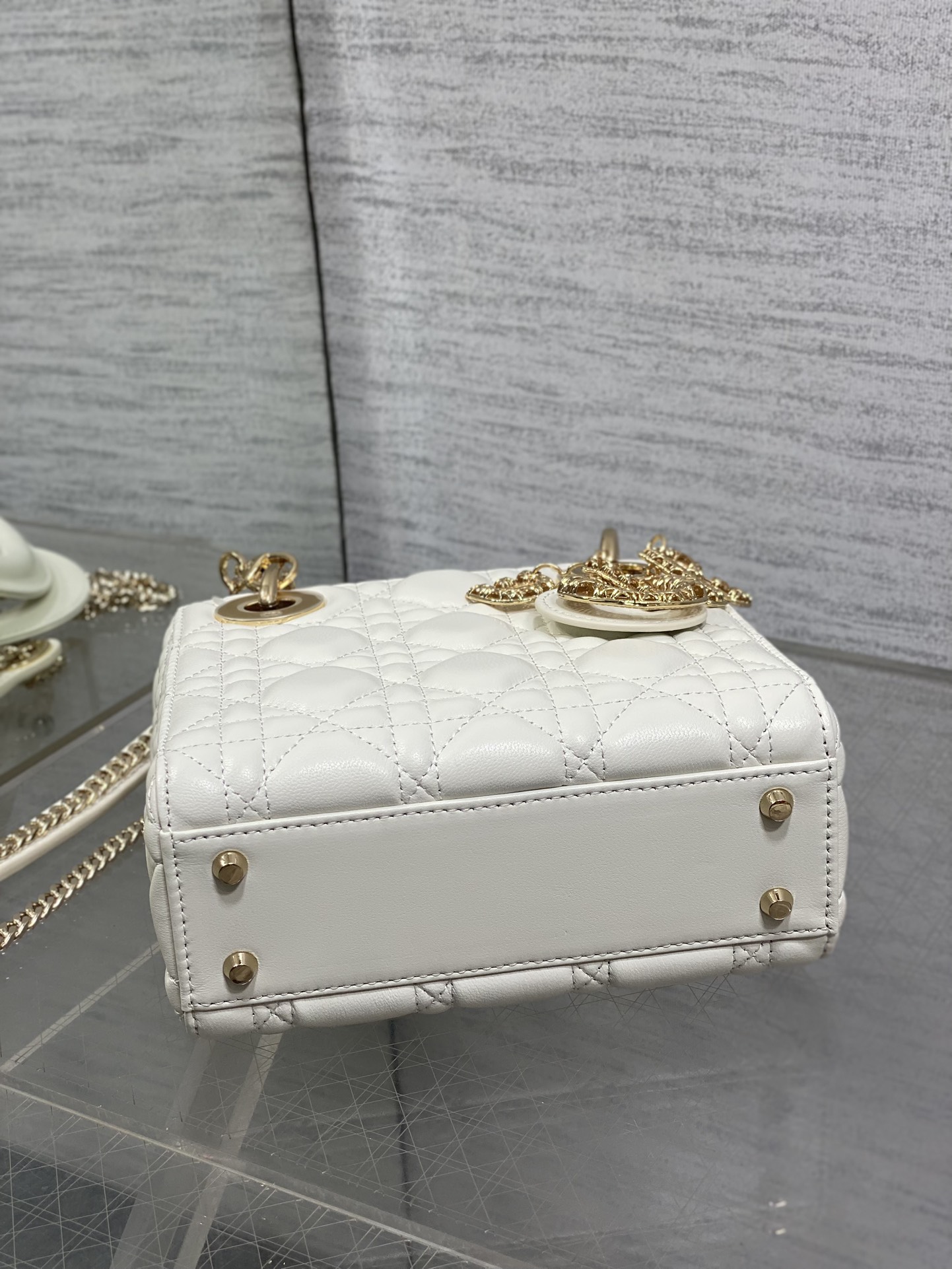 现货‼️Classic Lady最新镂空扣戴妃包，人手一个必备的三格小包😍。迷人优雅又气场十足💃🏻，斜挎