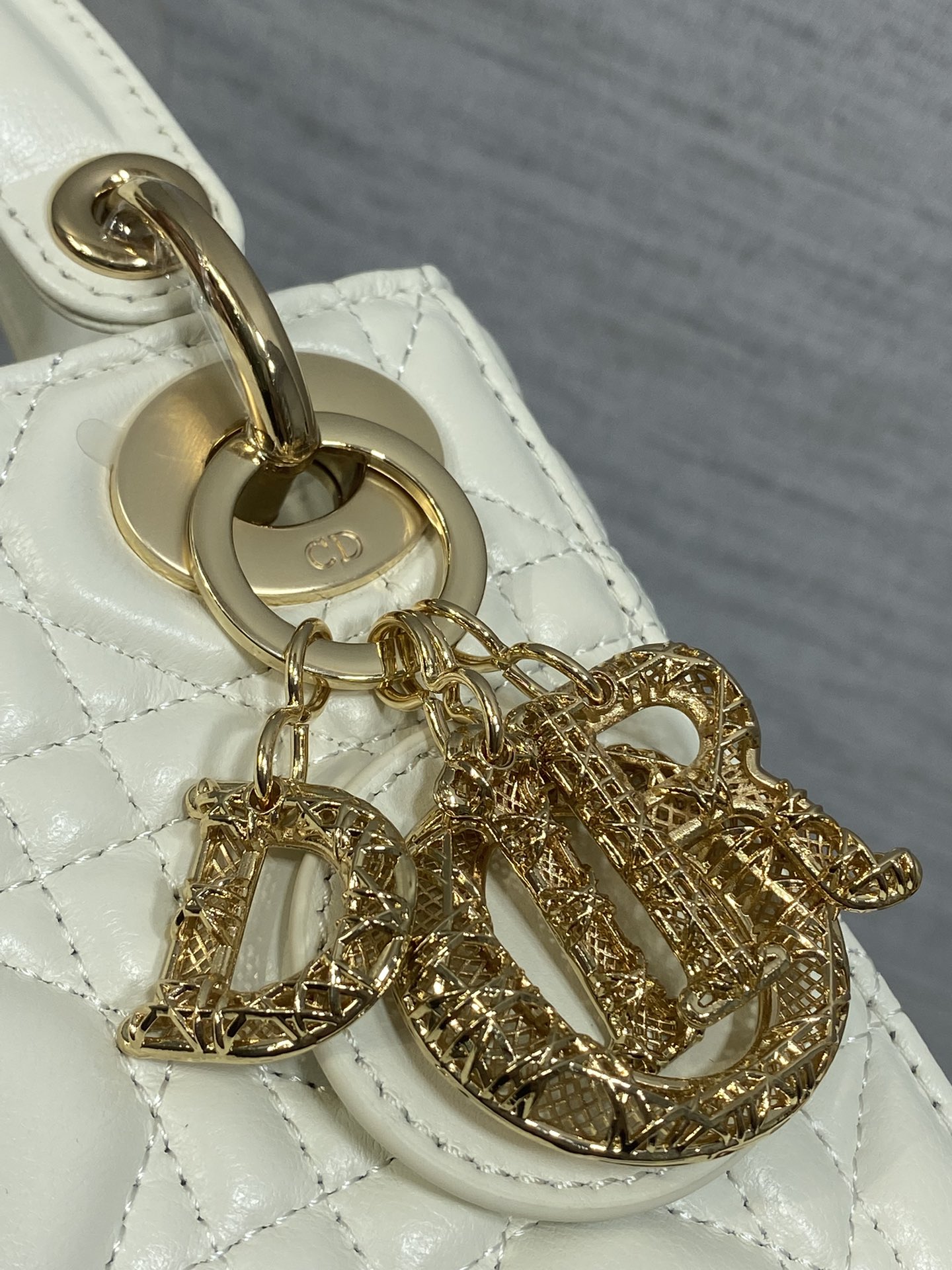 现货‼️Classic Lady最新镂空扣戴妃包，人手一个必备的三格小包😍。迷人优雅又气场十足💃🏻，斜挎