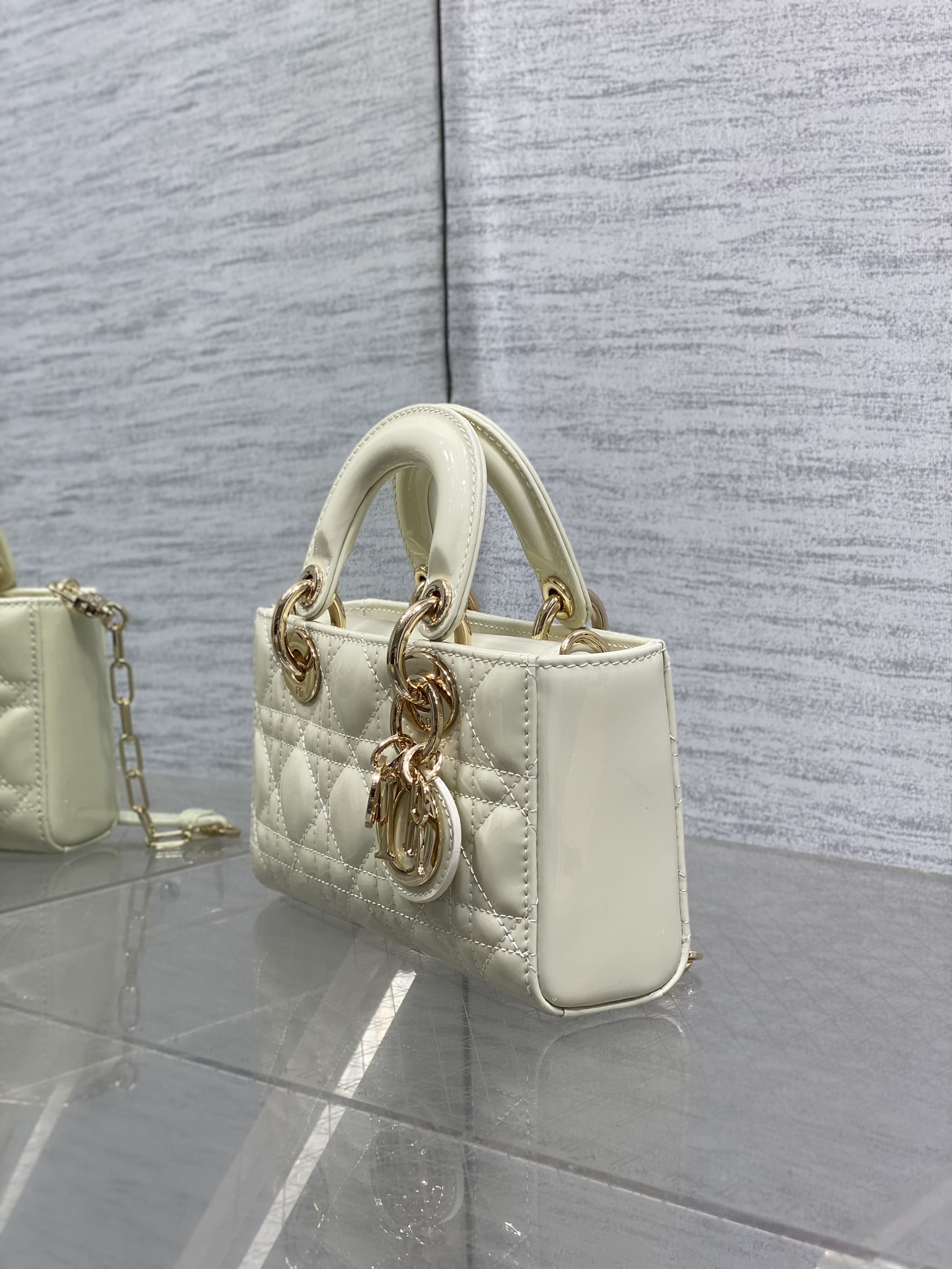 白色现货‼️D-joy最新mini系列，说micro太小，小号太大的宝贝们都看过来，新出的mini尺寸，