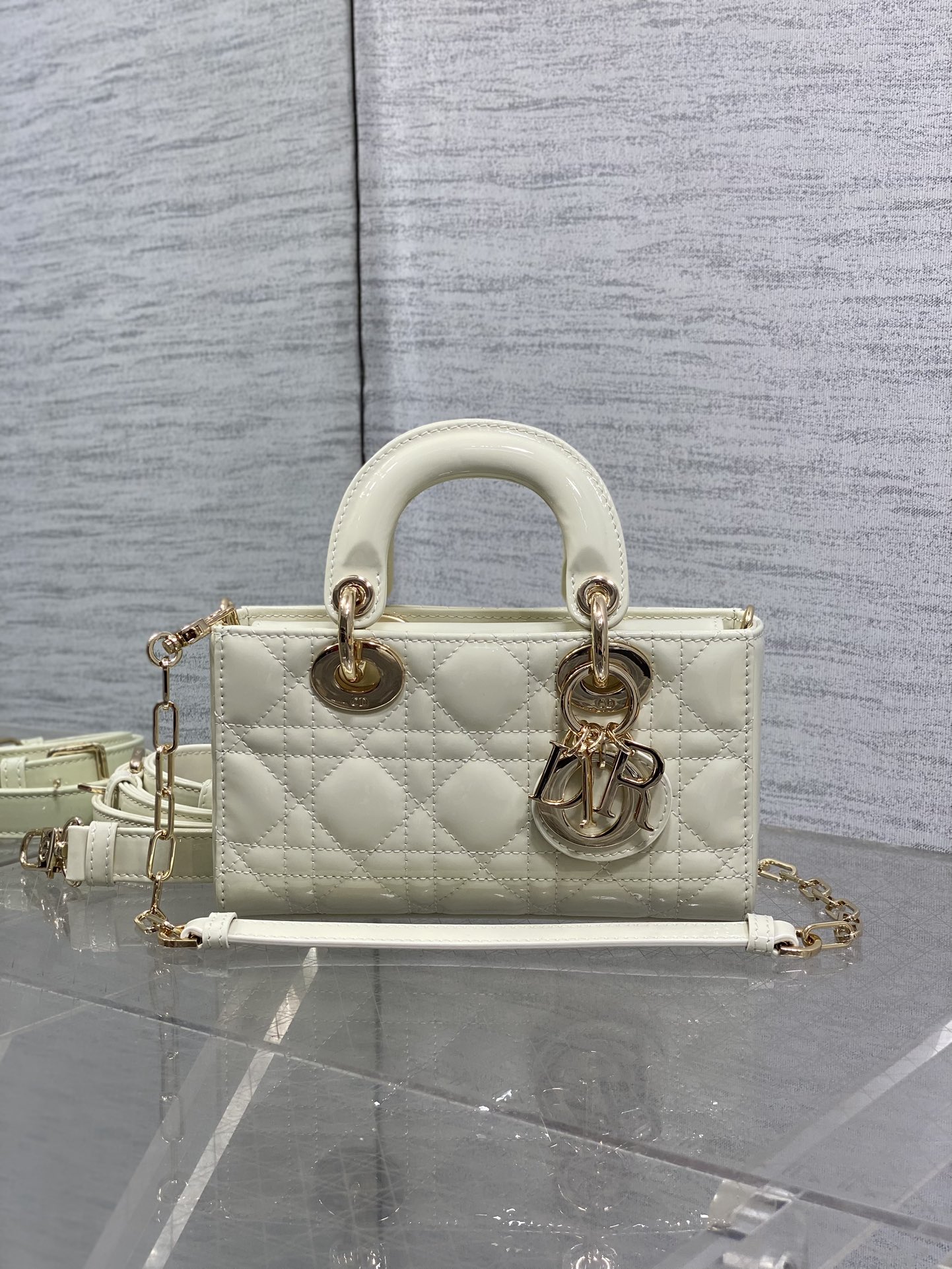 白色现货‼️D-joy最新mini系列，说micro太小，小号太大的宝贝们都看过来，新出的mini尺寸，