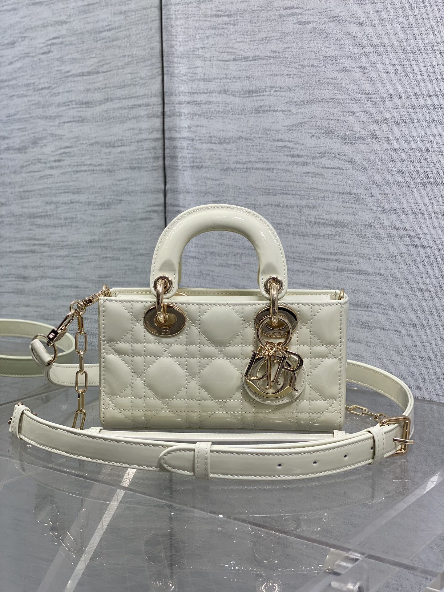 白色现货‼️D-joy最新mini系列，说micro太小，小号太大的宝贝们都看过来，新出的mini尺寸，