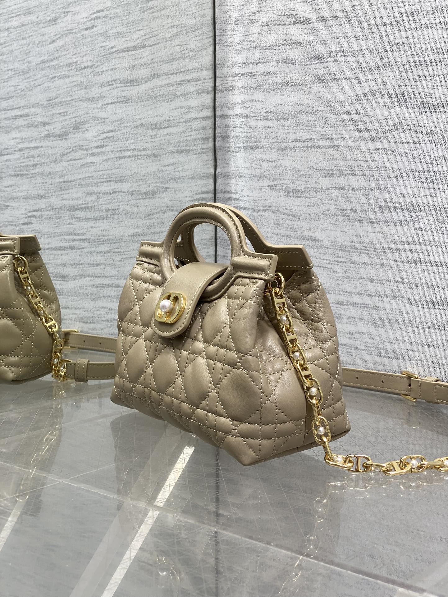 奶茶色现货‼️Jolie ToP Handle 迷你链条包，对这种精致小包完全没有抵抗力✌️大包背着太累