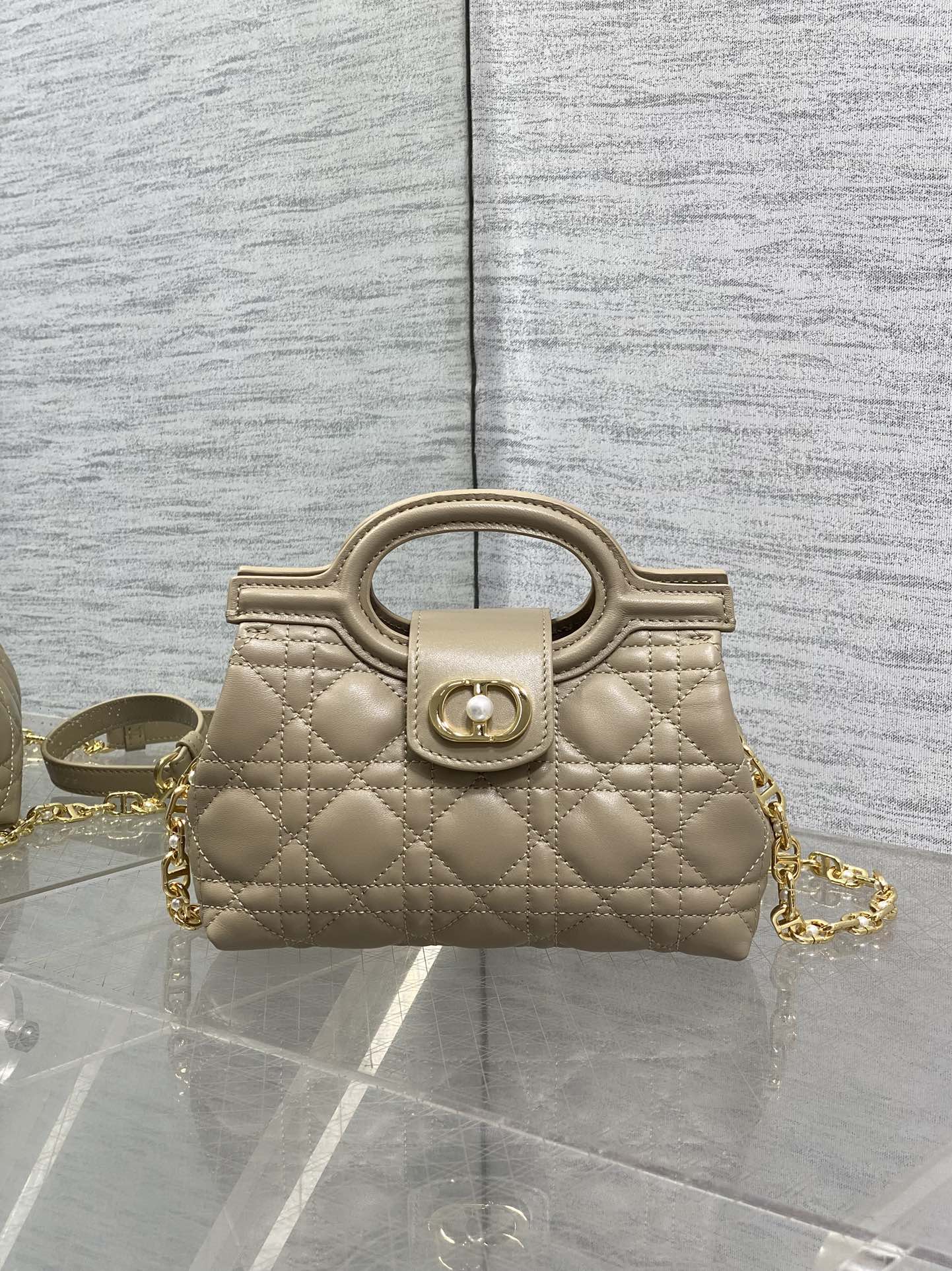 奶茶色现货‼️Jolie ToP Handle 迷你链条包，对这种精致小包完全没有抵抗力✌️大包背着太累