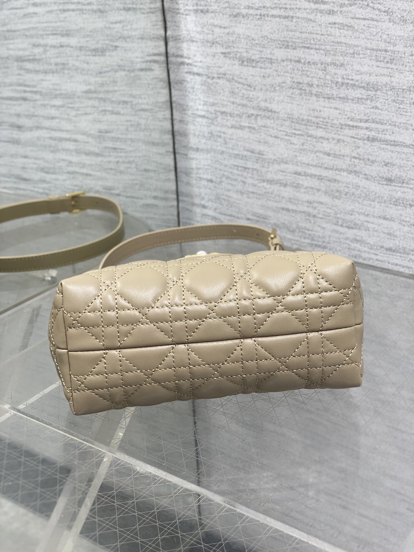 奶茶色现货‼️Jolie ToP Handle 迷你链条包，对这种精致小包完全没有抵抗力✌️大包背着太累