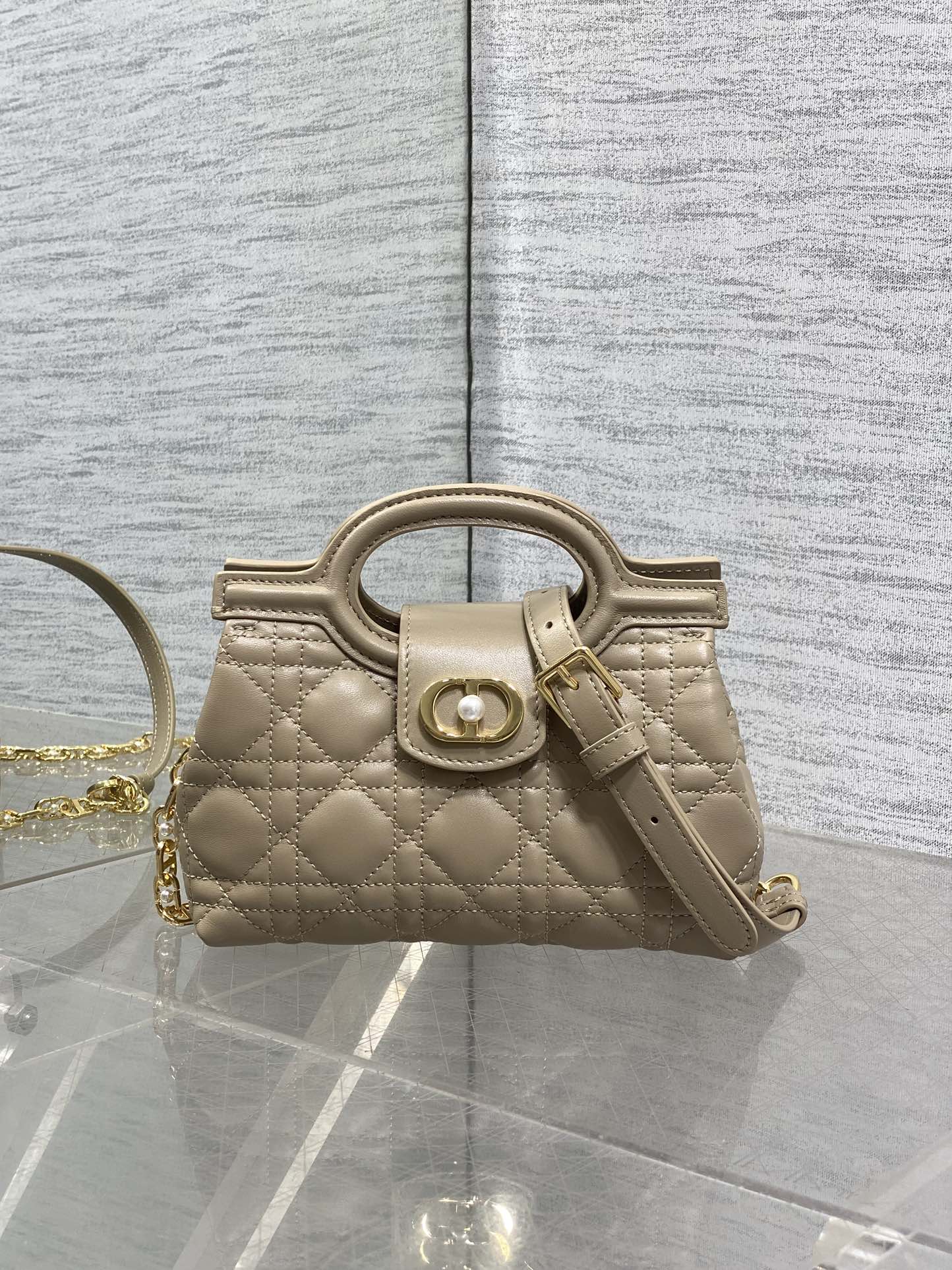 奶茶色现货‼️Jolie ToP Handle 迷你链条包，对这种精致小包完全没有抵抗力✌️大包背着太累