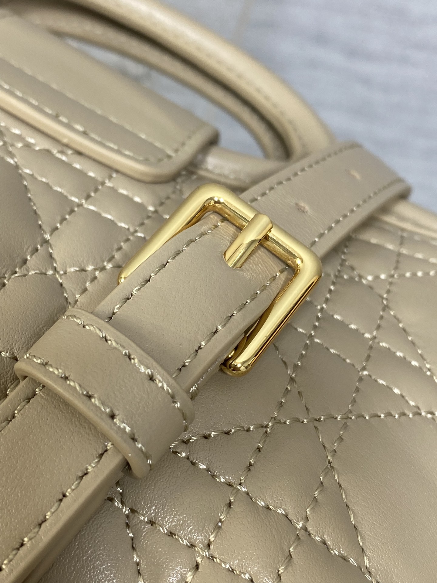 奶茶色现货‼️Jolie ToP Handle 迷你链条包，对这种精致小包完全没有抵抗力✌️大包背着太累