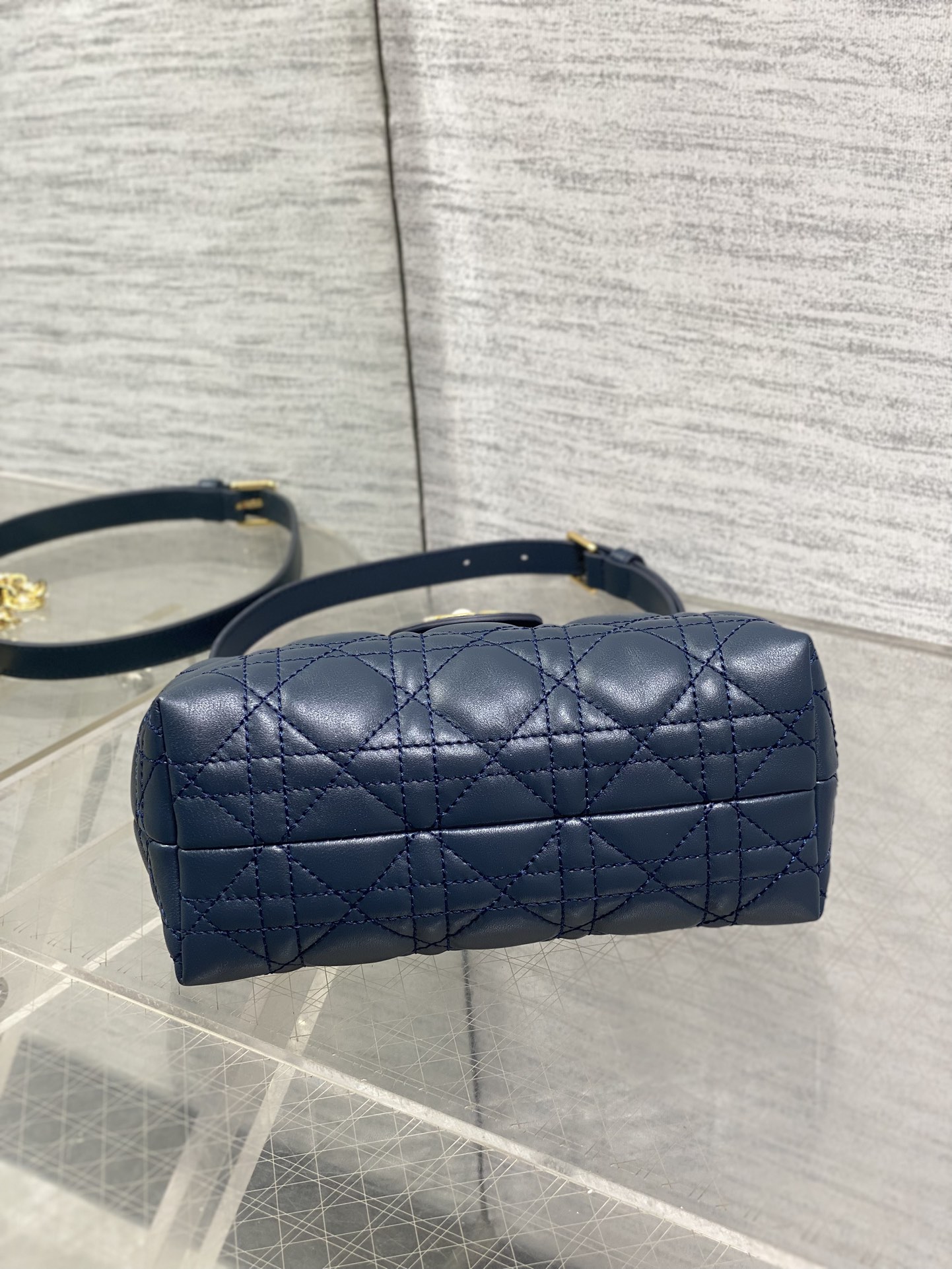 深蓝色现货‼️Jolie ToP Handle 迷你链条包，对这种精致小包完全没有抵抗力✌️大包背着太累