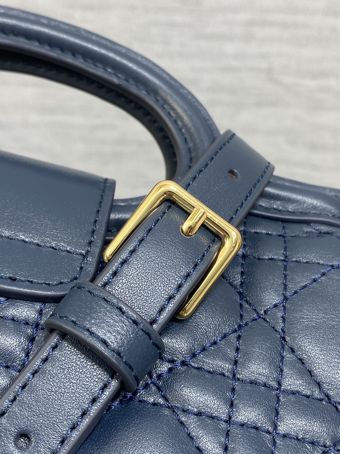 深蓝色现货‼️Jolie ToP Handle 迷你链条包，对这种精致小包完全没有抵抗力✌️大包背着太累