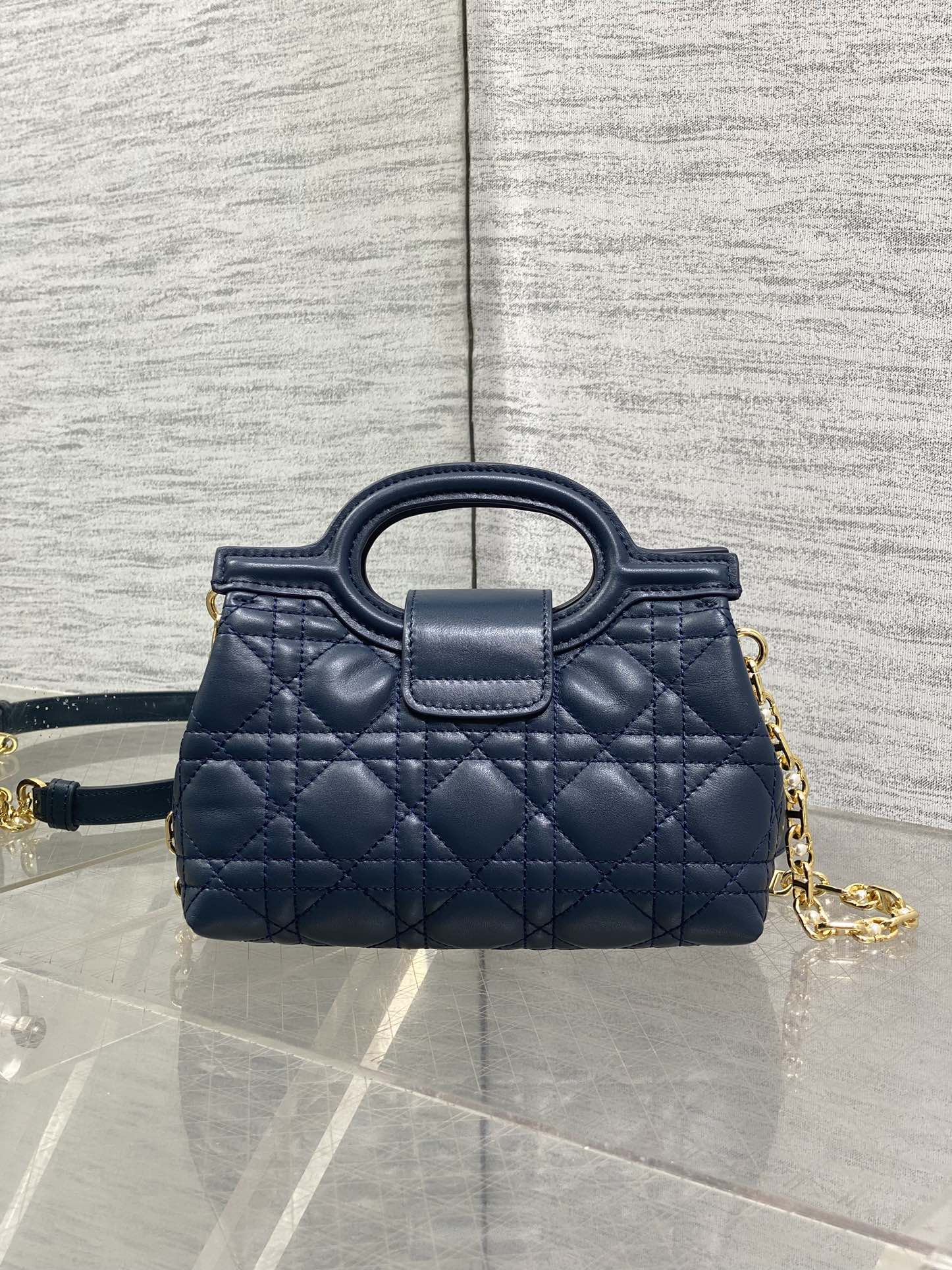 深蓝色现货‼️Jolie ToP Handle 迷你链条包，对这种精致小包完全没有抵抗力✌️大包背着太累