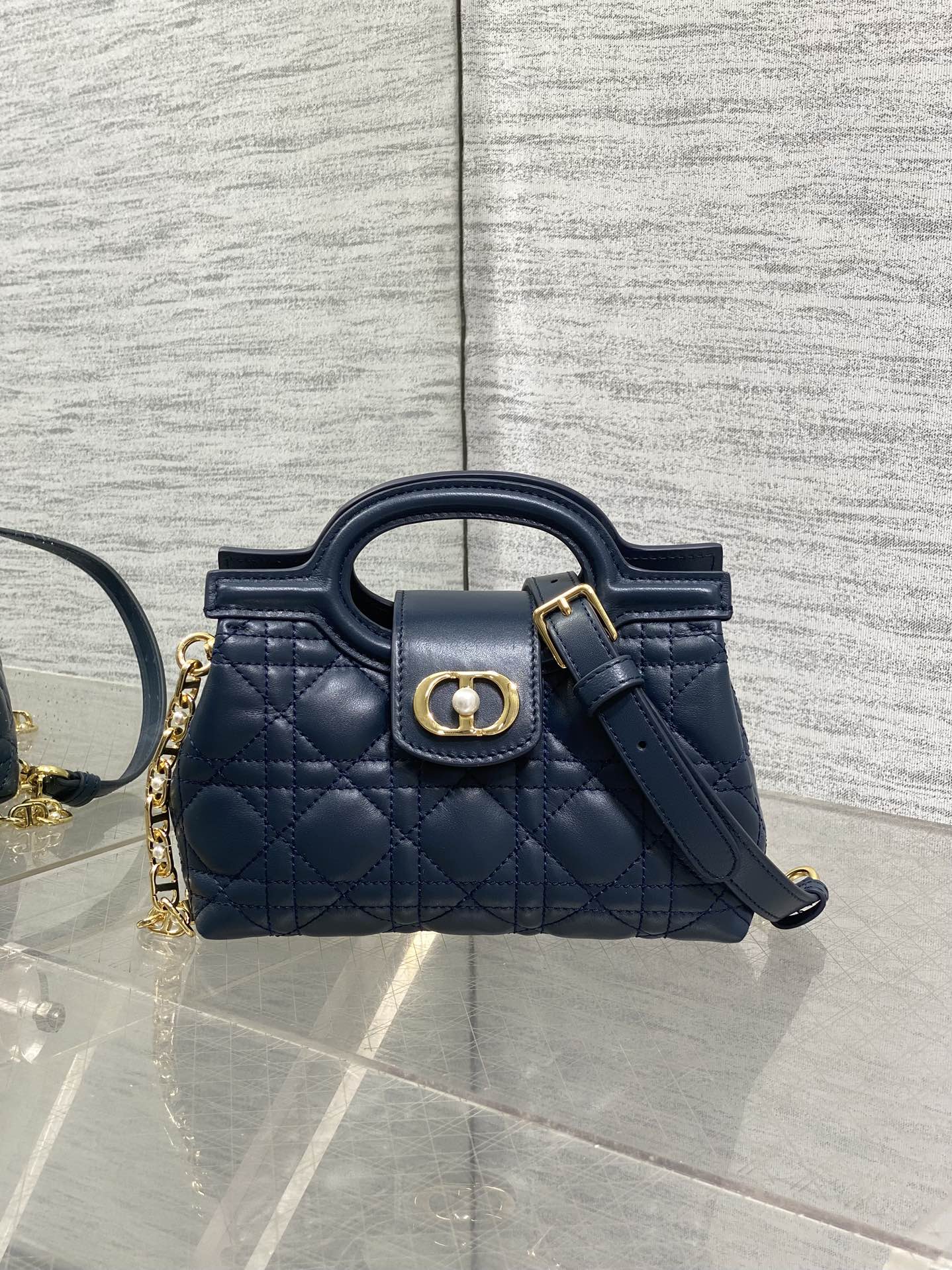 深蓝色现货‼️Jolie ToP Handle 迷你链条包，对这种精致小包完全没有抵抗力✌️大包背着太累