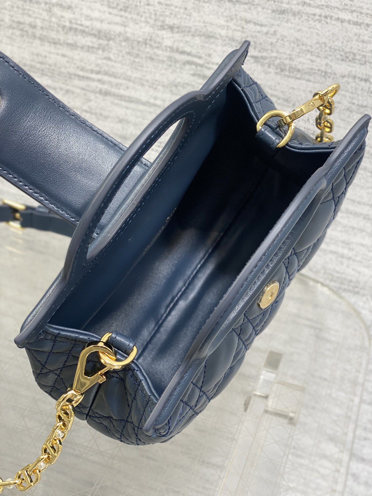 深蓝色现货‼️Jolie ToP Handle 迷你链条包，对这种精致小包完全没有抵抗力✌️大包背着太累