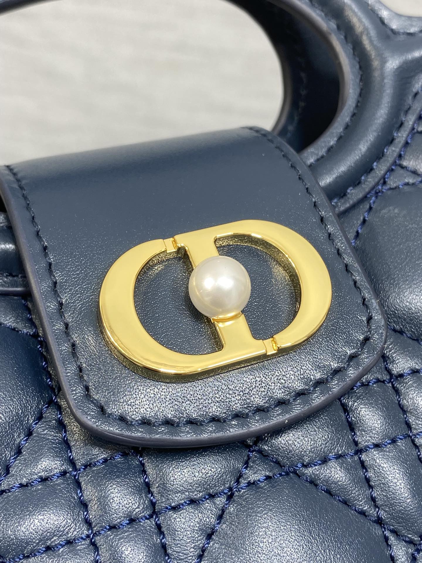 深蓝色现货‼️Jolie ToP Handle 迷你链条包，对这种精致小包完全没有抵抗力✌️大包背着太累