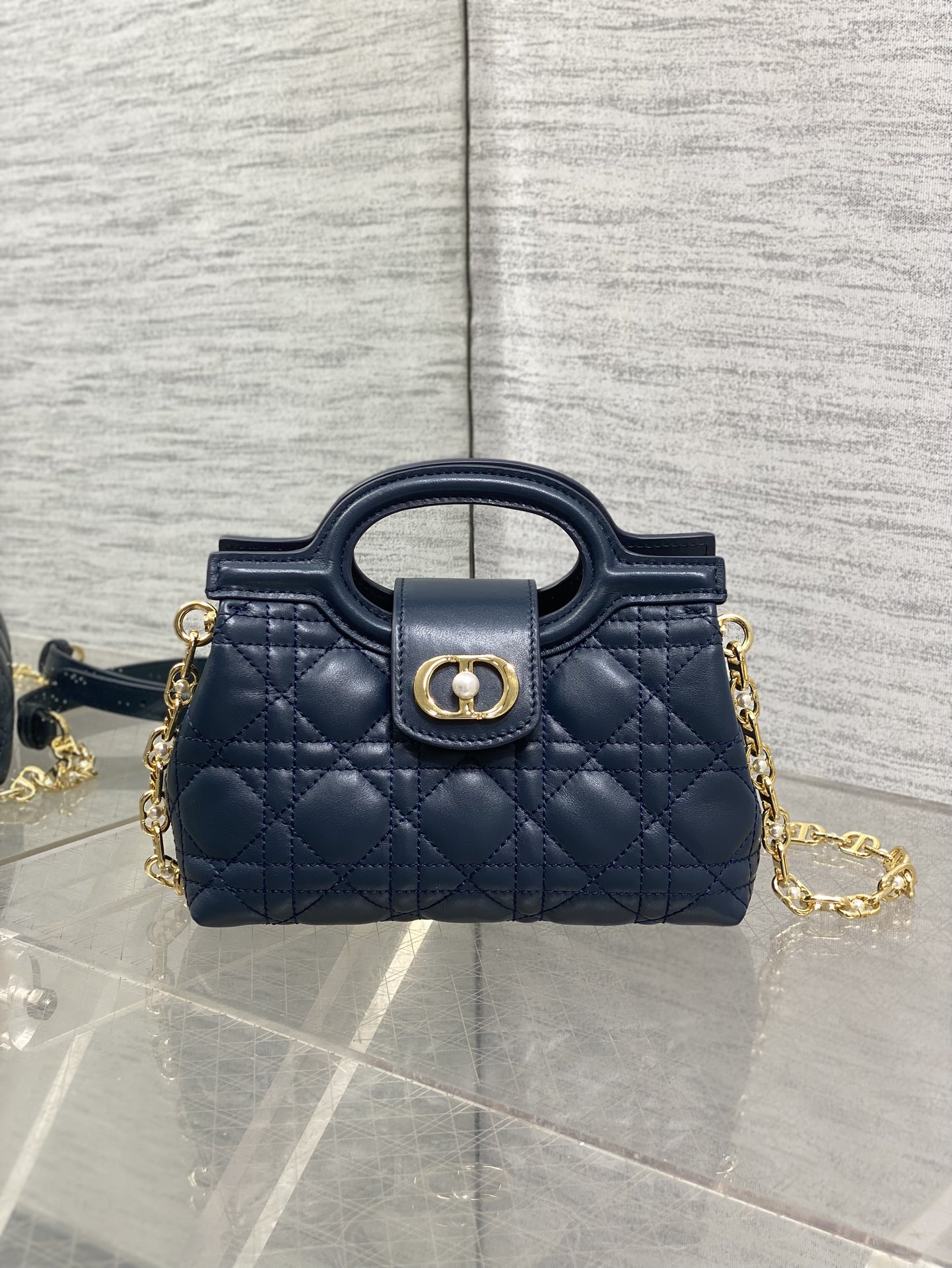 深蓝色现货‼️Jolie ToP Handle 迷你链条包，对这种精致小包完全没有抵抗力✌️大包背着太累