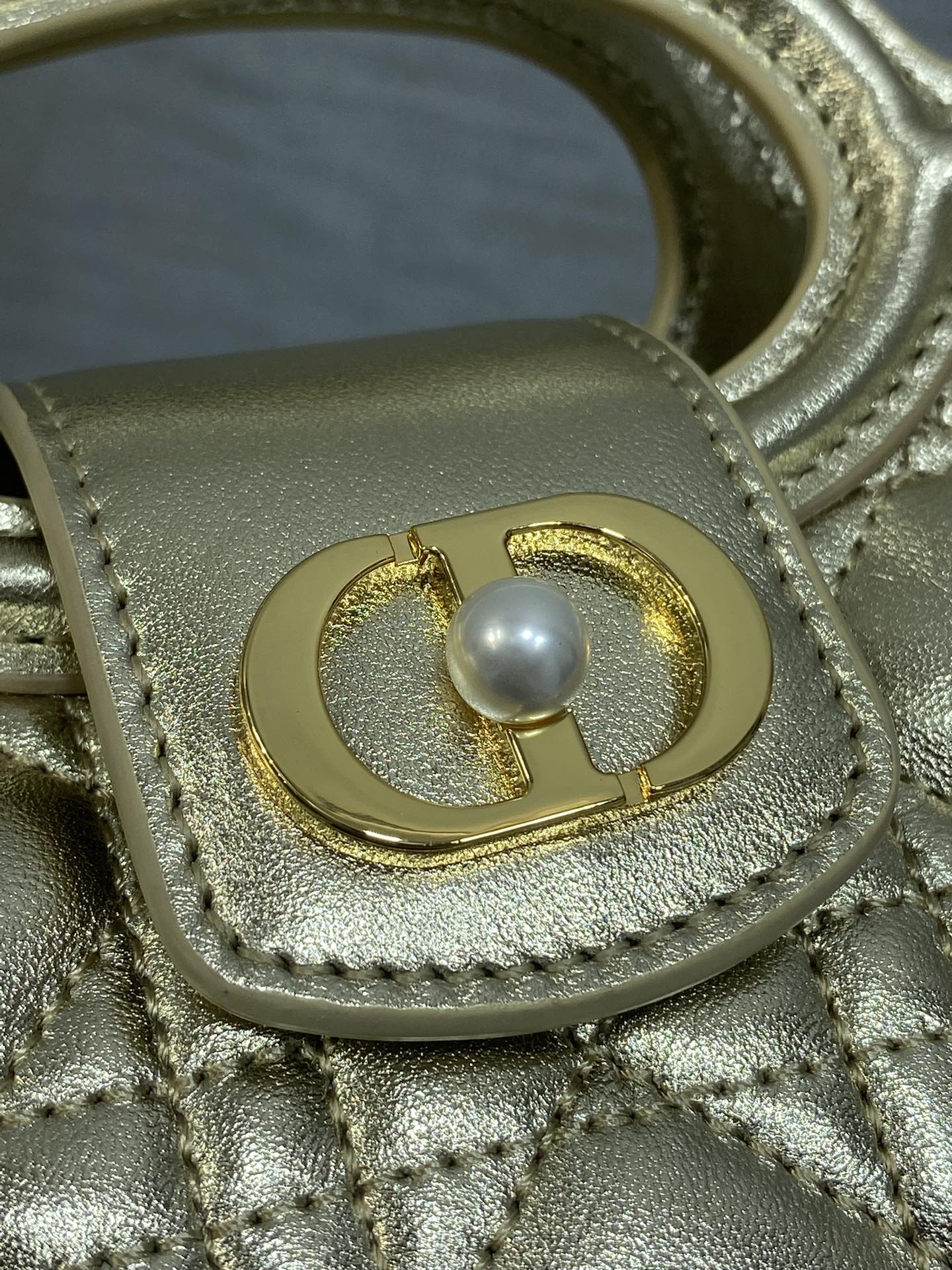 幻彩金现货‼️Jolie ToP Handle 迷你链条包，对这种精致小包完全没有抵抗力✌️大包背着太累