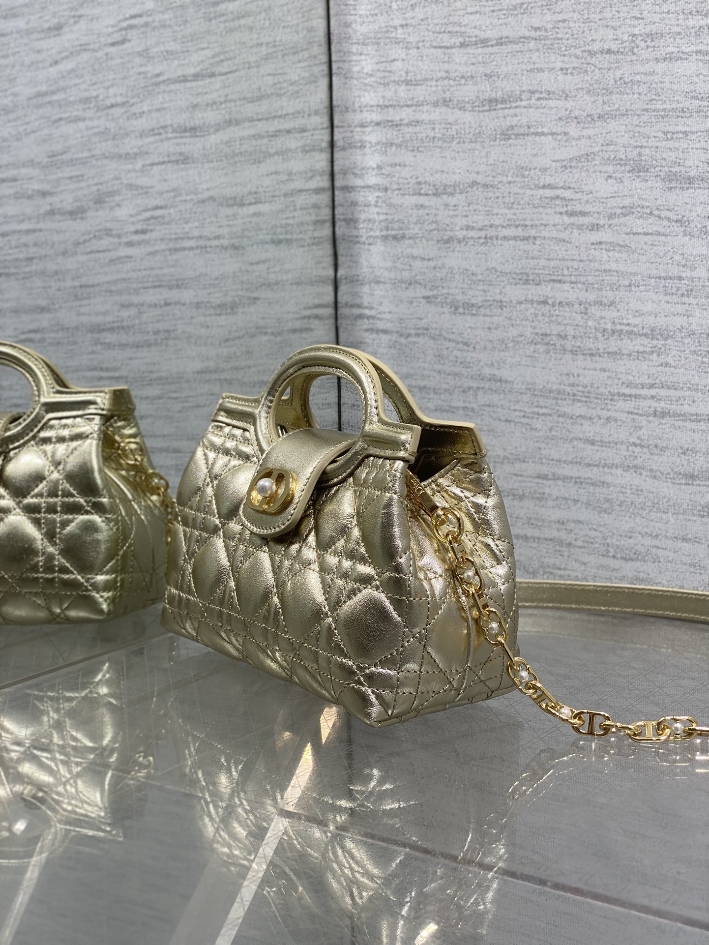 幻彩金现货‼️Jolie ToP Handle 迷你链条包，对这种精致小包完全没有抵抗力✌️大包背着太累