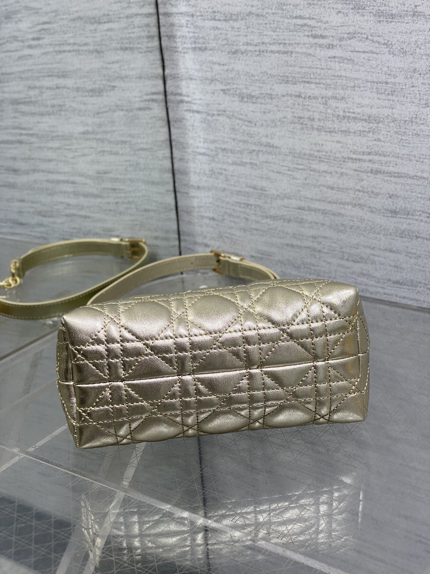 幻彩金现货‼️Jolie ToP Handle 迷你链条包，对这种精致小包完全没有抵抗力✌️大包背着太累