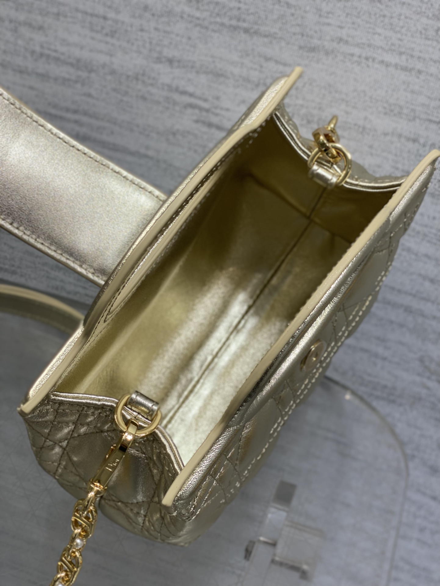 幻彩金现货‼️Jolie ToP Handle 迷你链条包，对这种精致小包完全没有抵抗力✌️大包背着太累