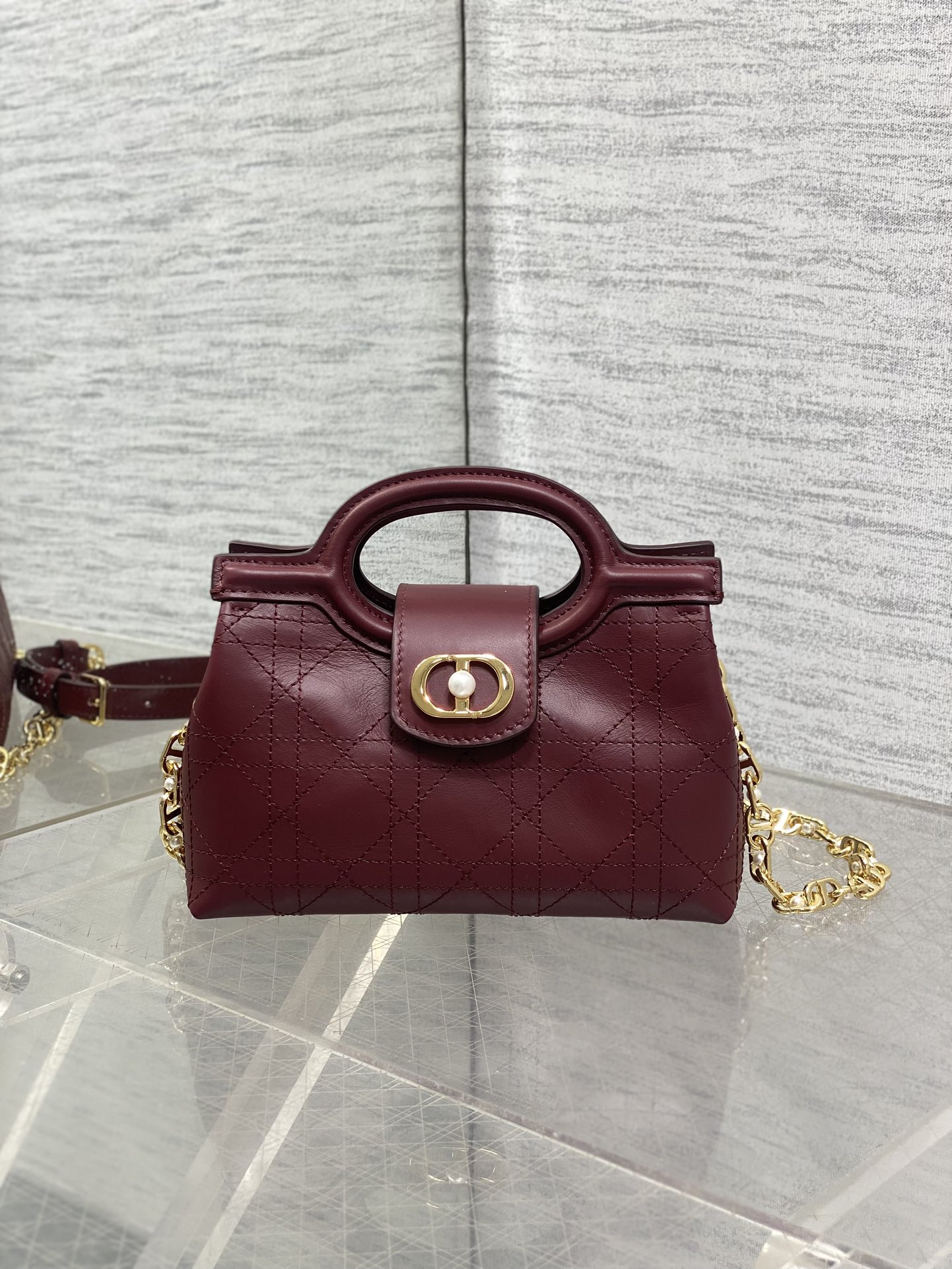 酒红平纹现货‼️Jolie ToP Handle 迷你链条包，对这种精致小包完全没有抵抗力✌️大包背着太