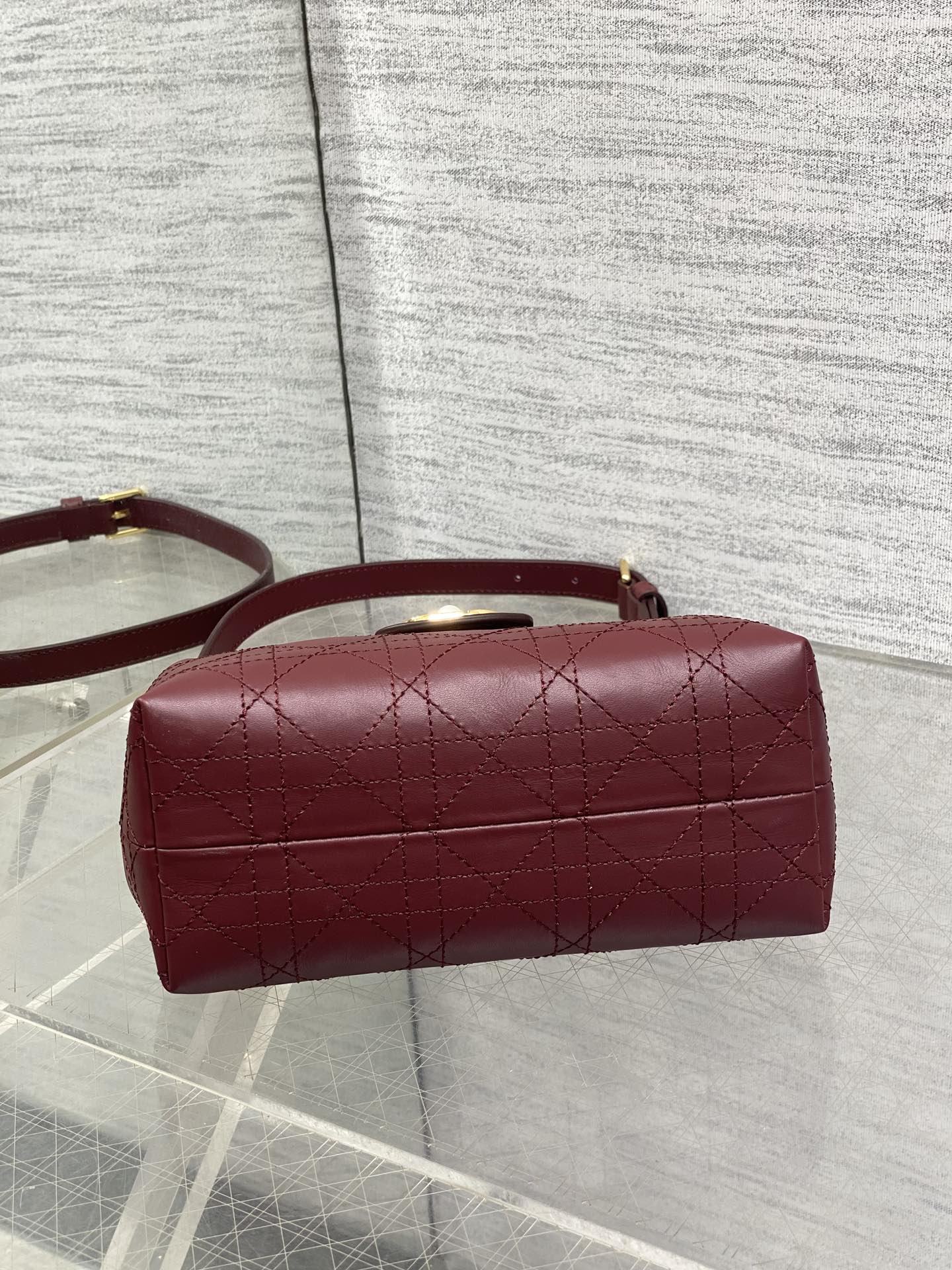 酒红平纹现货‼️Jolie ToP Handle 迷你链条包，对这种精致小包完全没有抵抗力✌️大包背着太