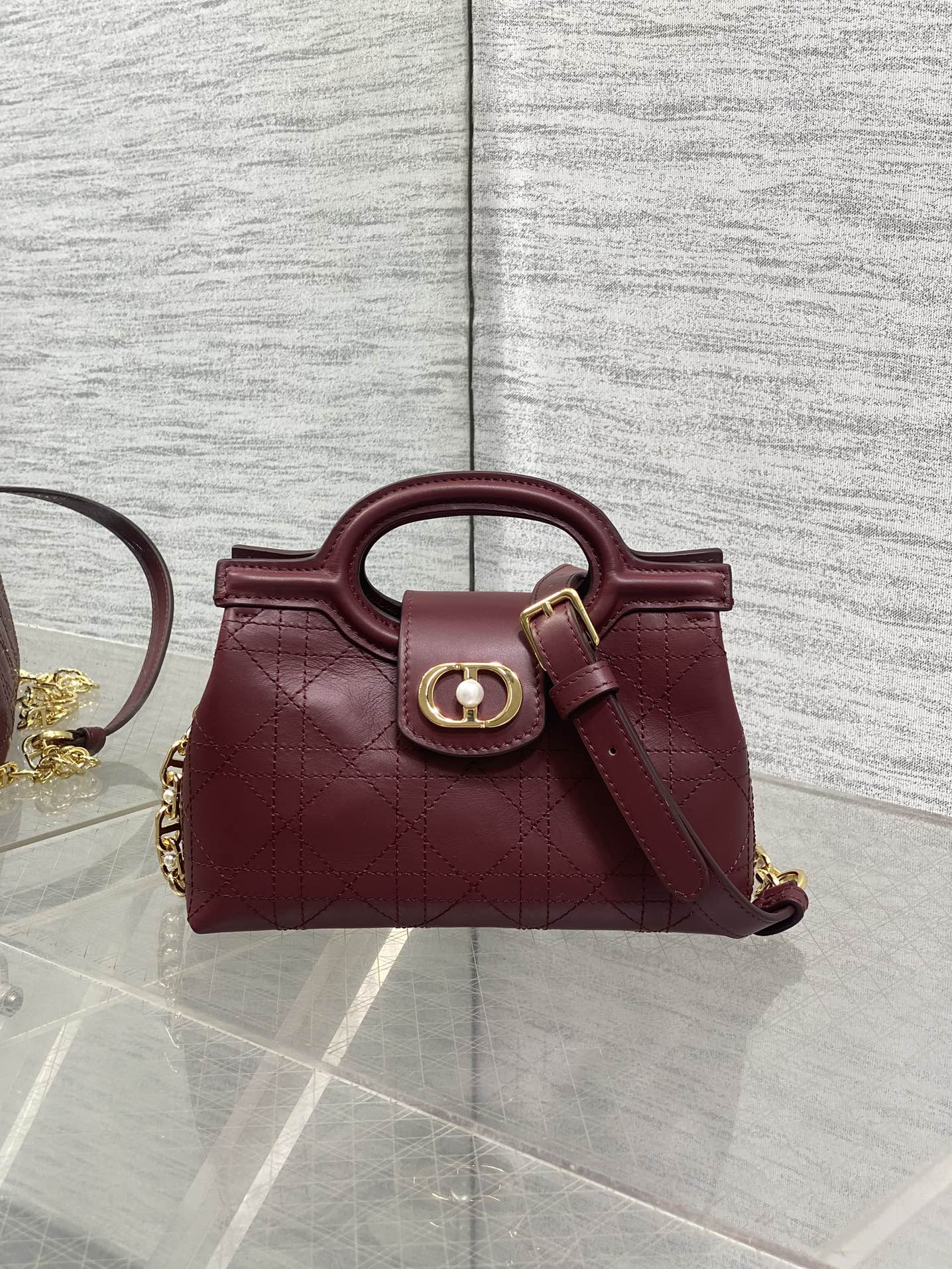 酒红平纹现货‼️Jolie ToP Handle 迷你链条包，对这种精致小包完全没有抵抗力✌️大包背着太