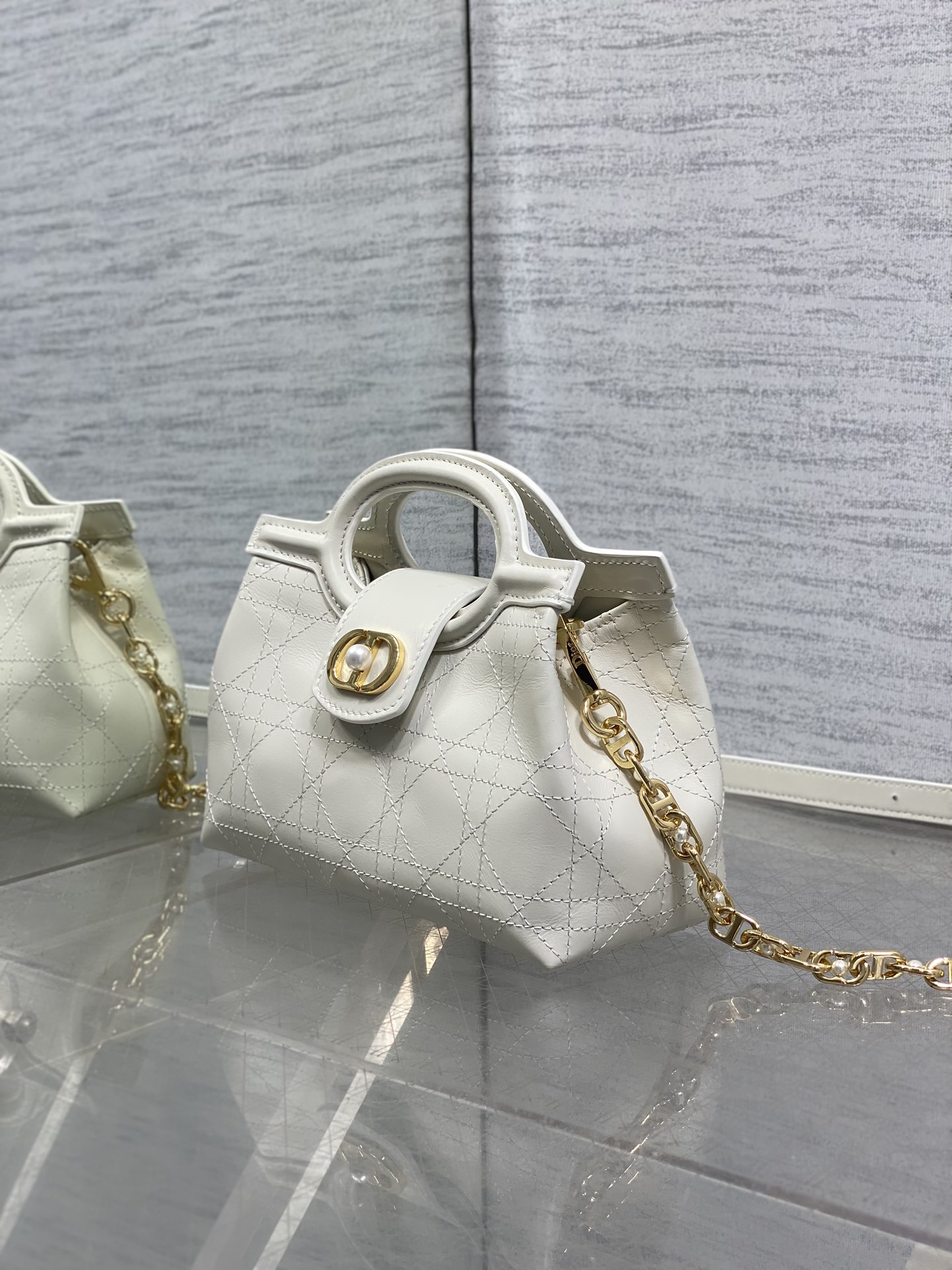 白色平纹现货‼️Jolie ToP Handle 迷你链条包，对这种精致小包完全没有抵抗力✌️大包背着太