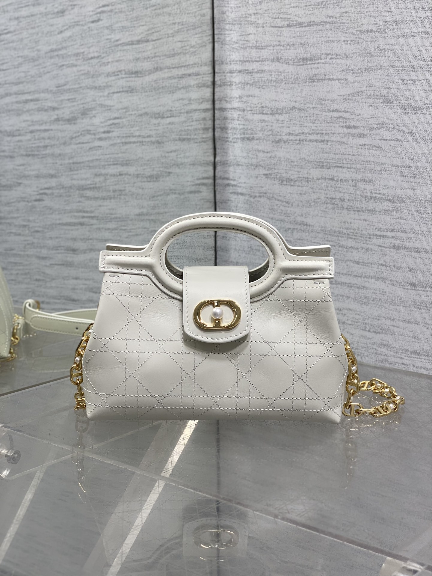 白色平纹现货‼️Jolie ToP Handle 迷你链条包，对这种精致小包完全没有抵抗力✌️大包背着太