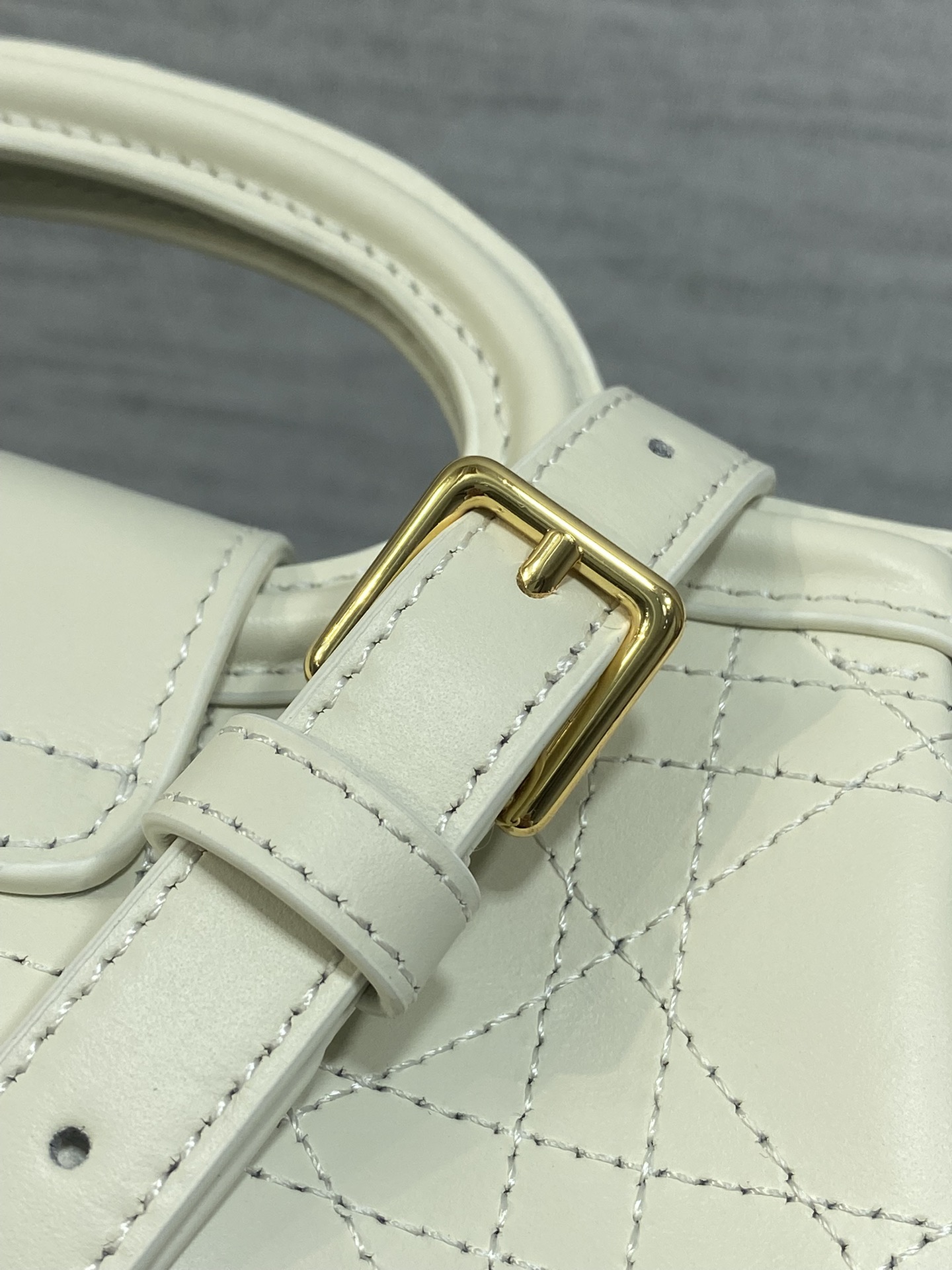 白色平纹现货‼️Jolie ToP Handle 迷你链条包，对这种精致小包完全没有抵抗力✌️大包背着太