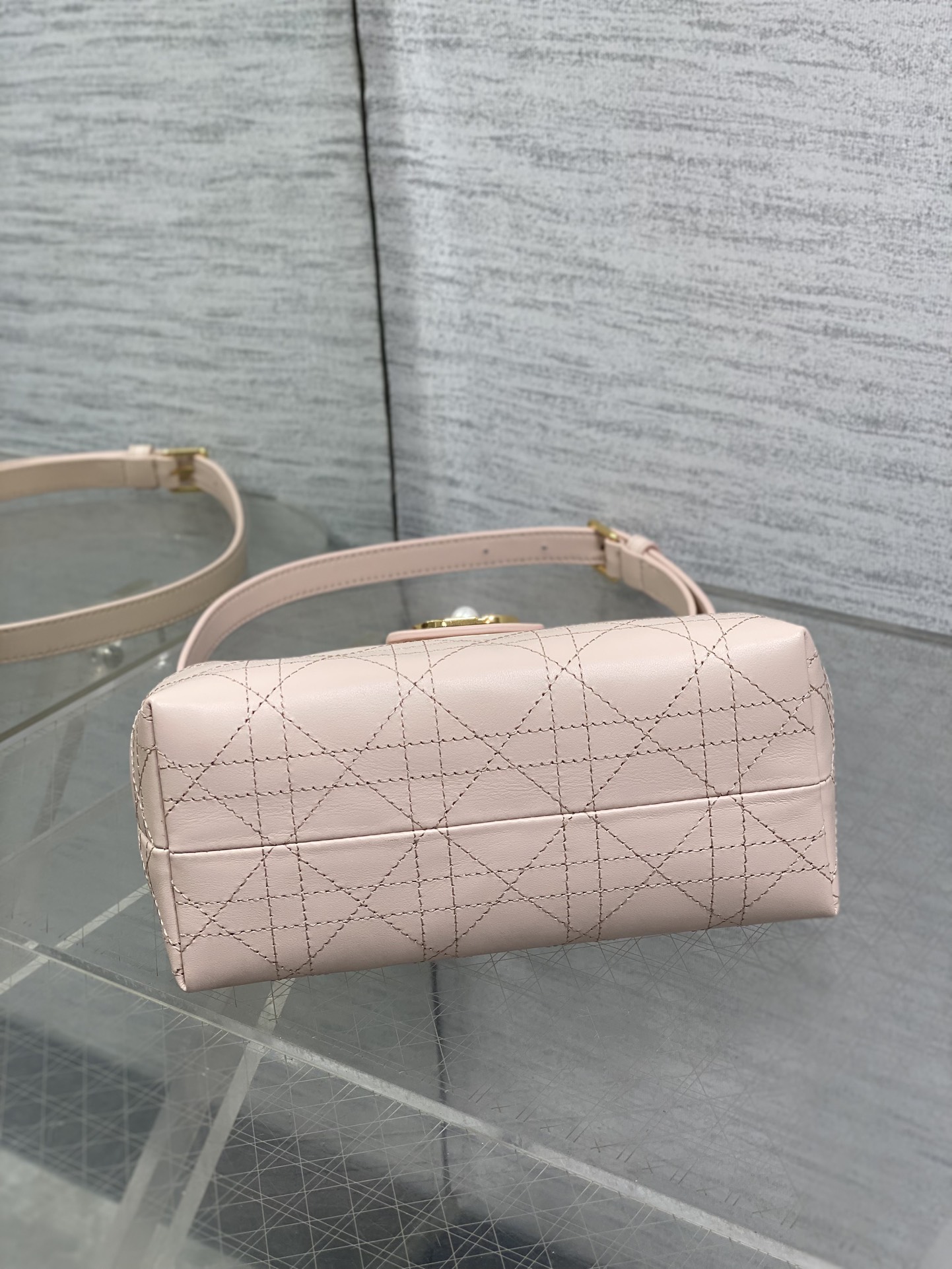 粉色平纹现货‼️Jolie ToP Handle 迷你链条包，对这种精致小包完全没有抵抗力✌️大包背着太