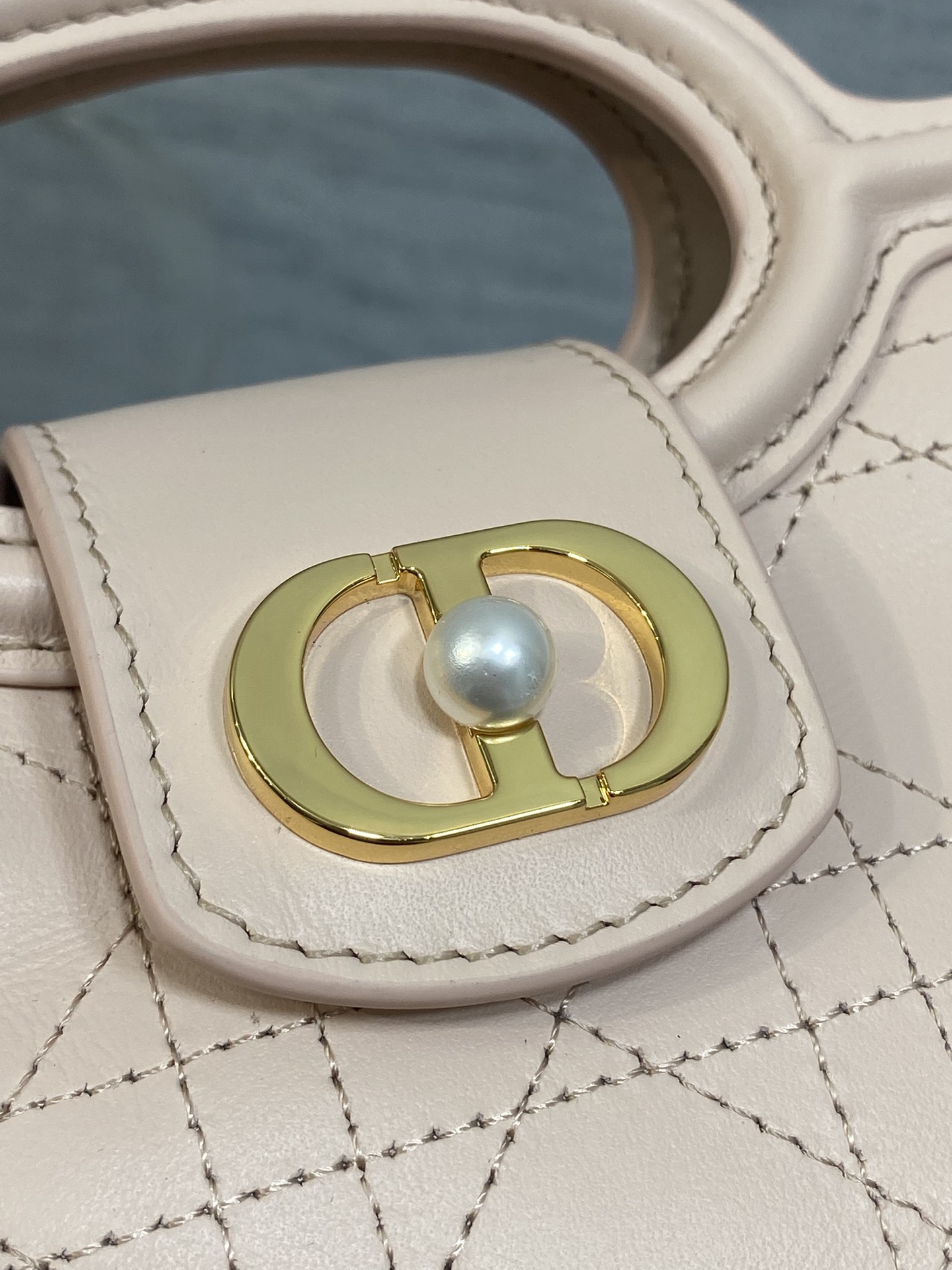 粉色平纹现货‼️Jolie ToP Handle 迷你链条包，对这种精致小包完全没有抵抗力✌️大包背着太