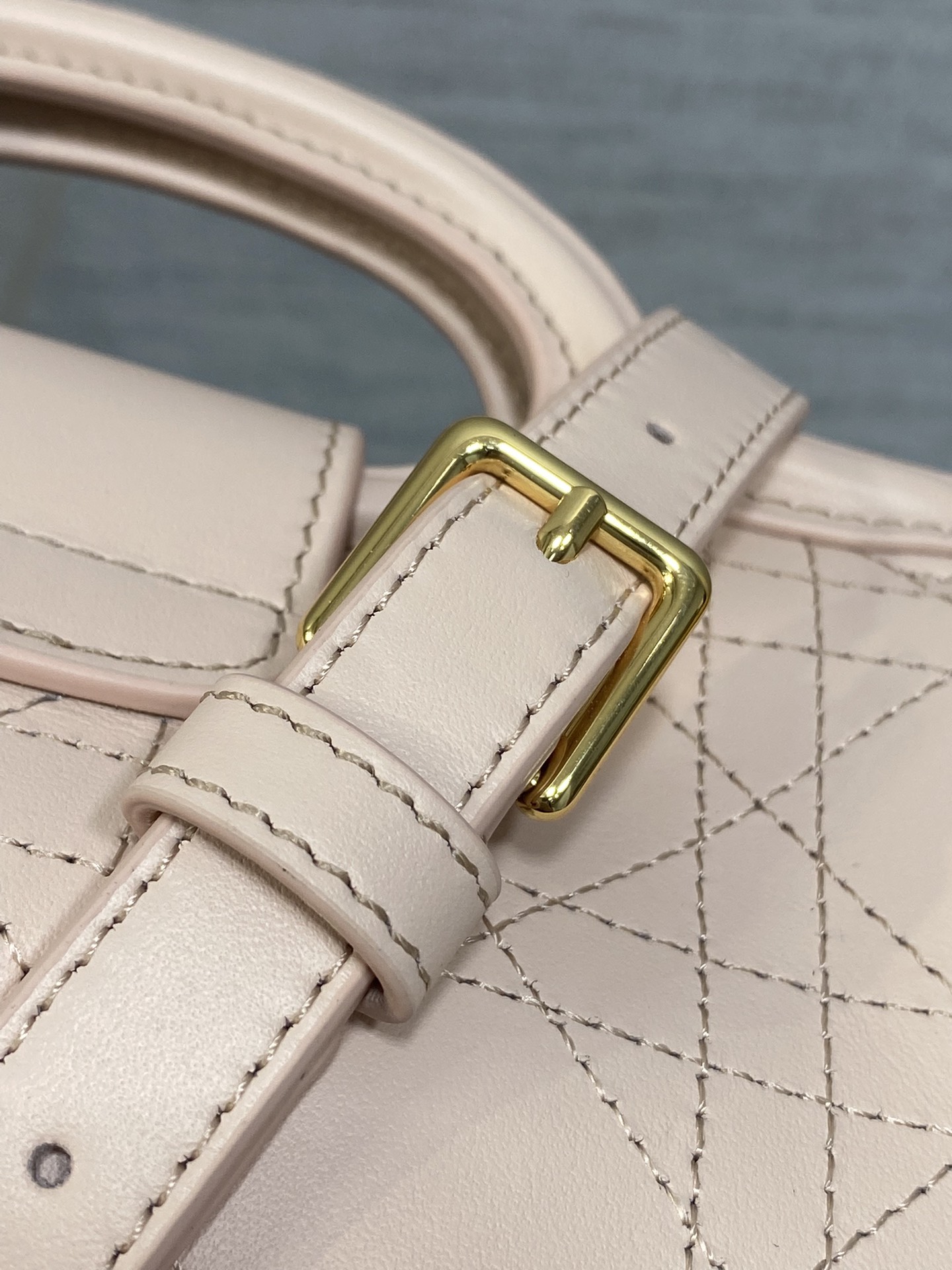 粉色平纹现货‼️Jolie ToP Handle 迷你链条包，对这种精致小包完全没有抵抗力✌️大包背着太