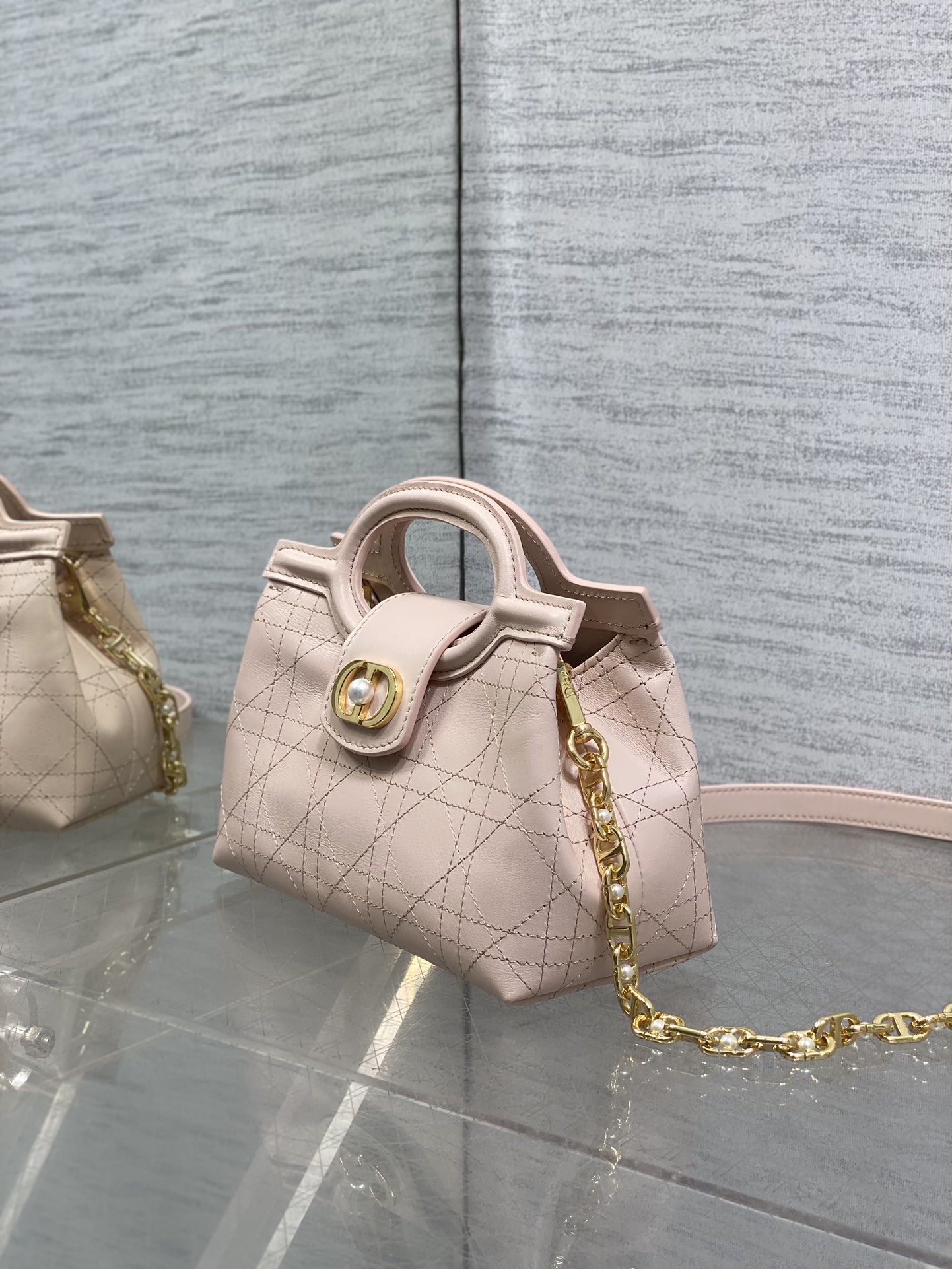 粉色平纹现货‼️Jolie ToP Handle 迷你链条包，对这种精致小包完全没有抵抗力✌️大包背着太