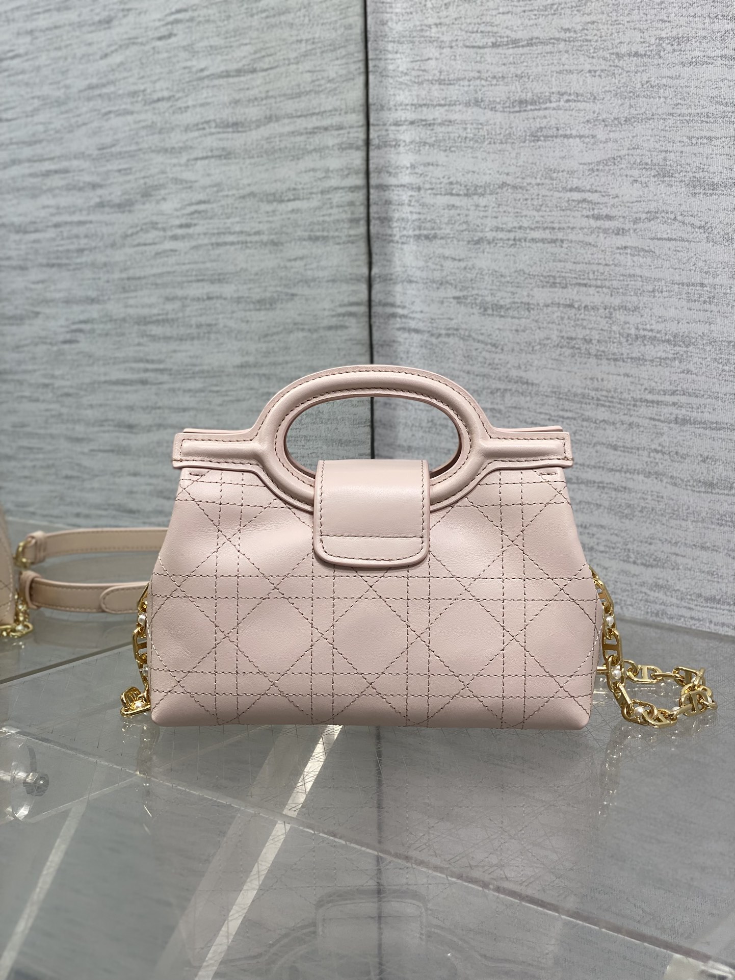 粉色平纹现货‼️Jolie ToP Handle 迷你链条包，对这种精致小包完全没有抵抗力✌️大包背着太