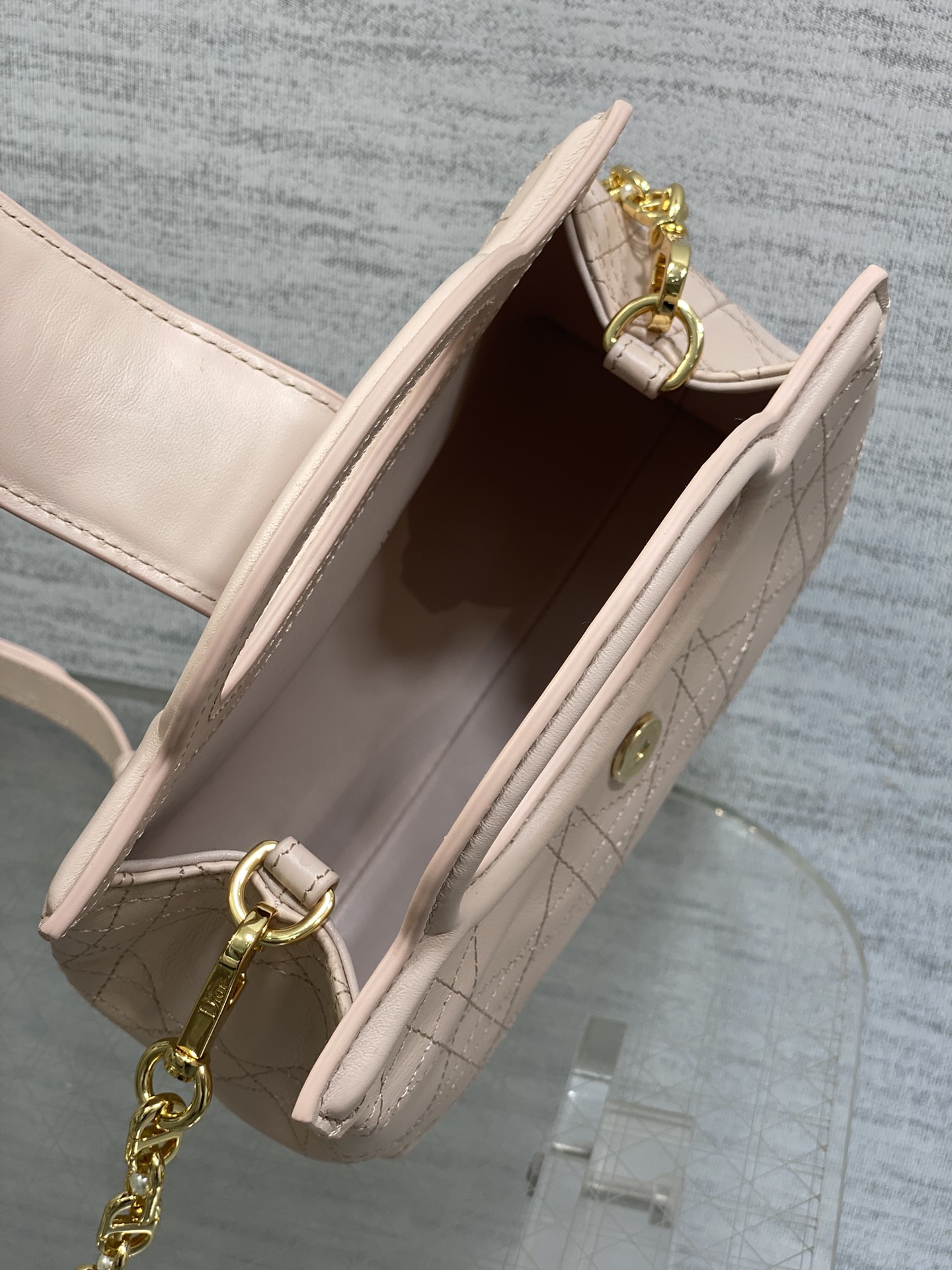 粉色平纹现货‼️Jolie ToP Handle 迷你链条包，对这种精致小包完全没有抵抗力✌️大包背着太